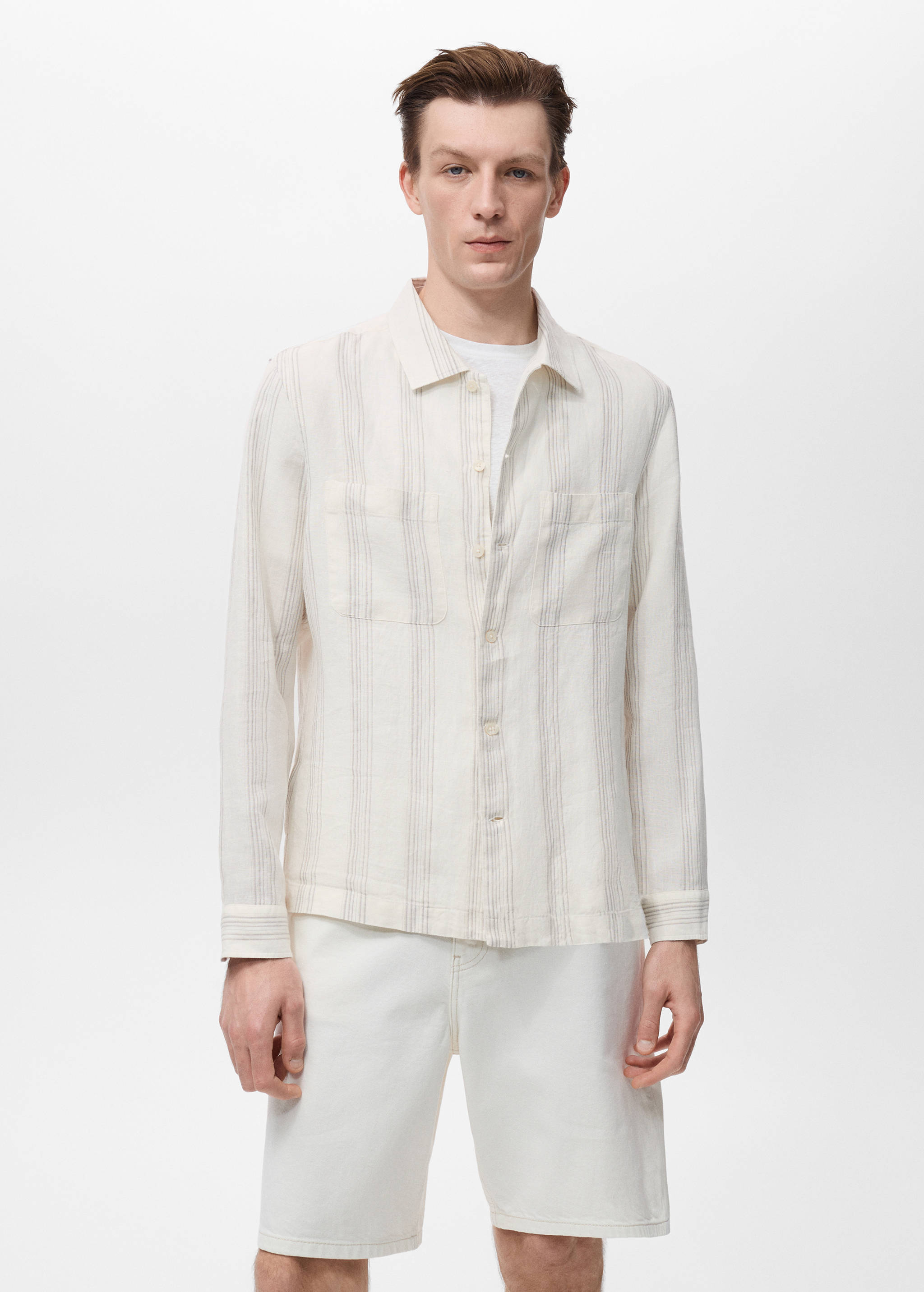 Lniana koszula wierzchnia w paski - Plan średni