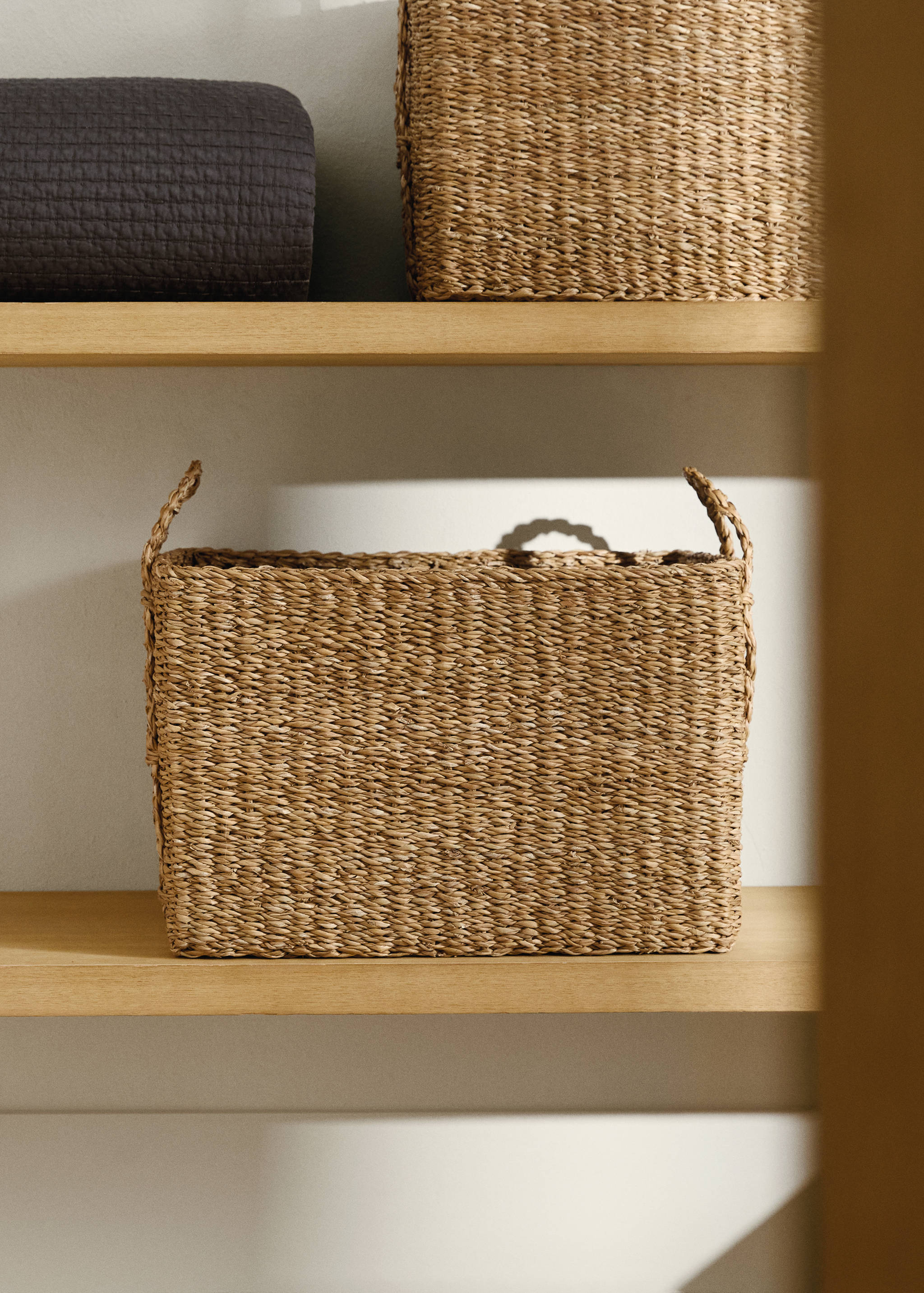 Large braided seagrass basket with handles - General plane
