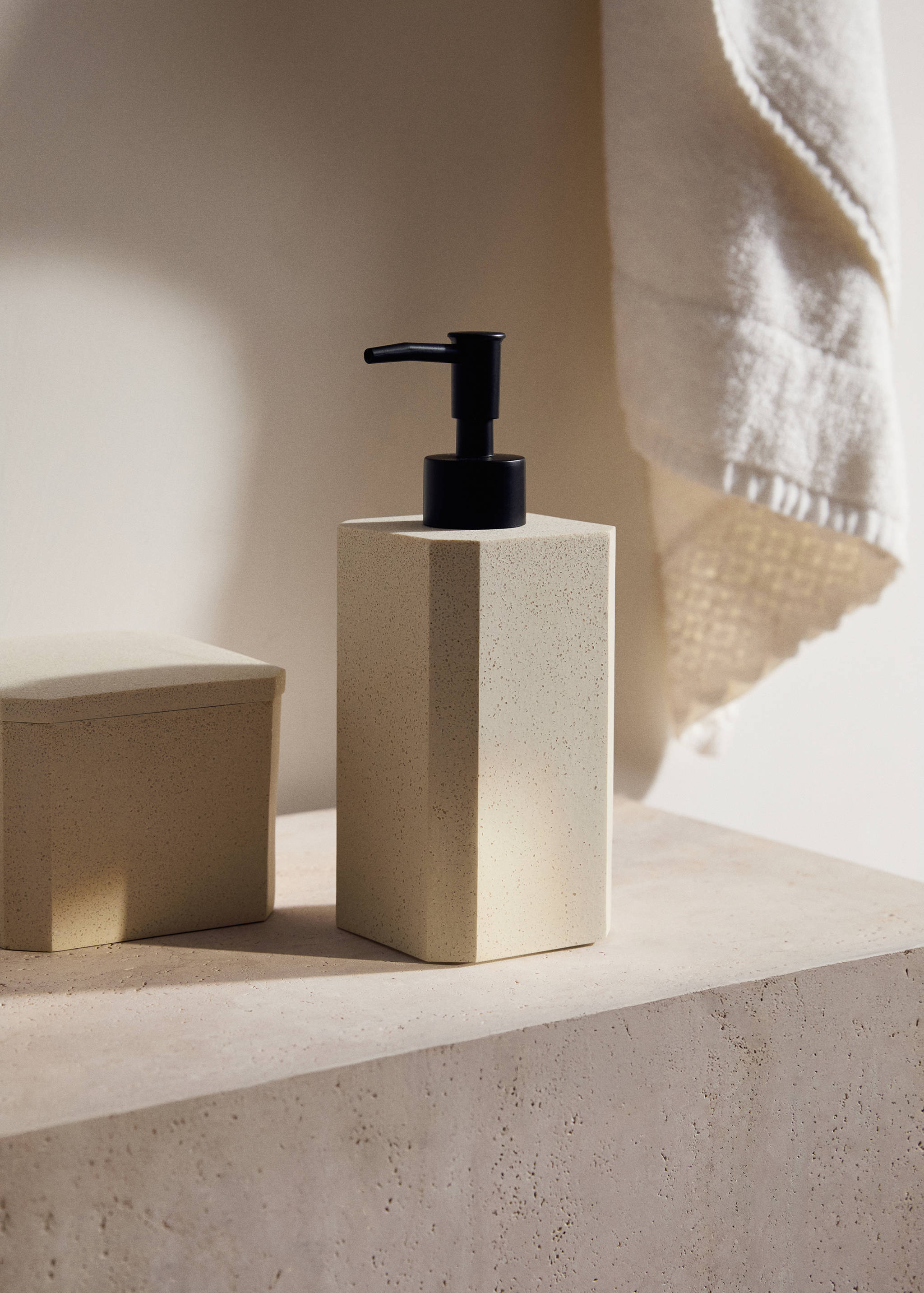 Square resin soap dispenser - General plane