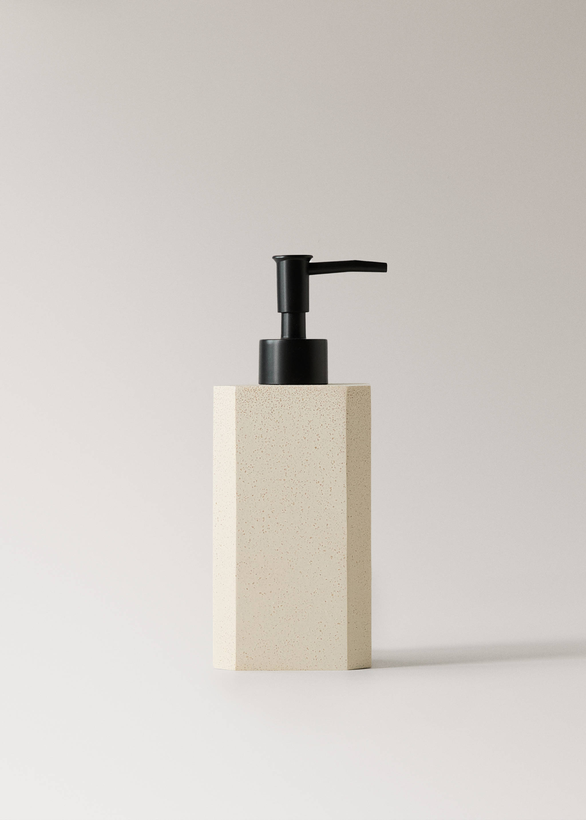 Square resin soap dispenser - Article without model