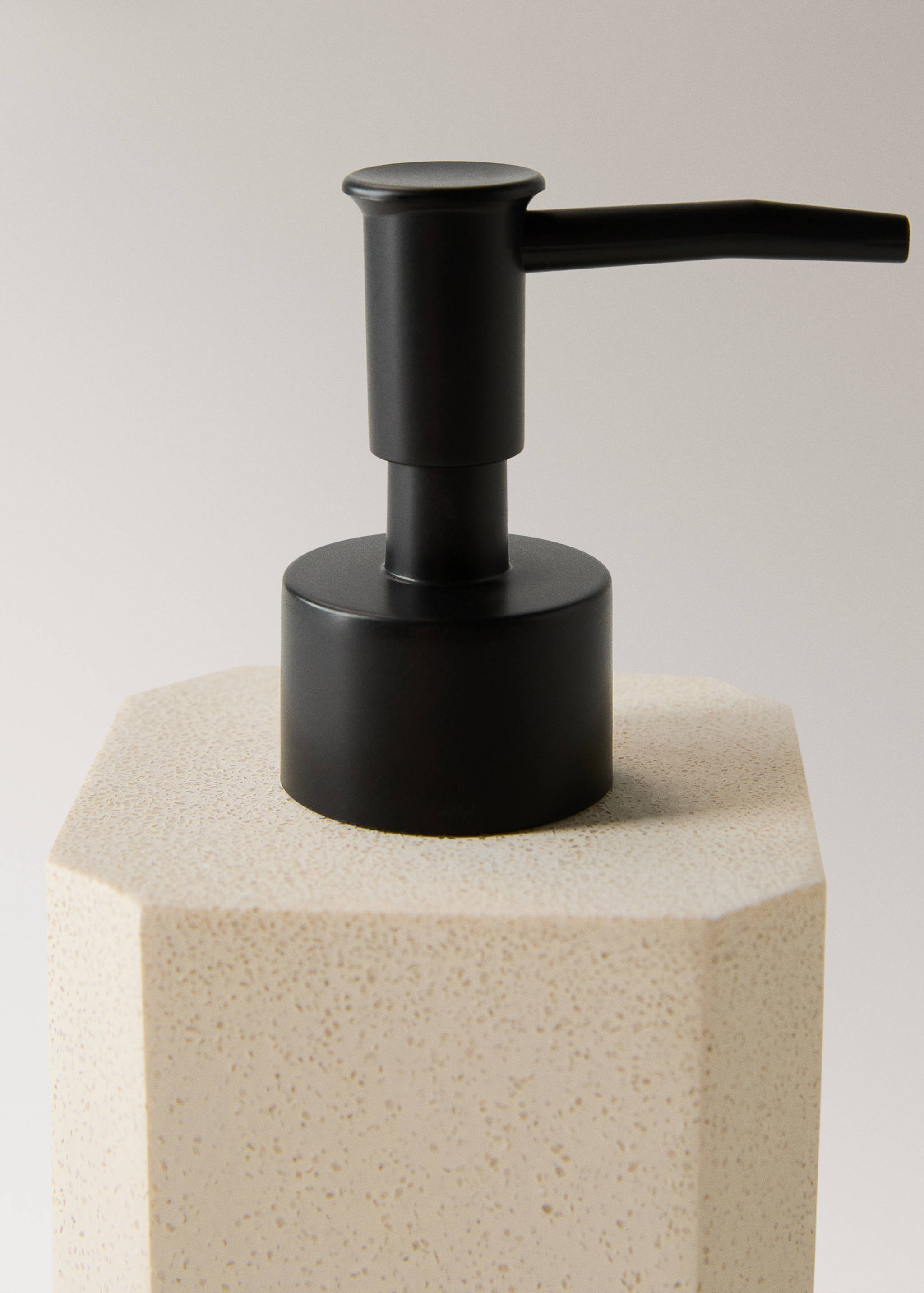Square resin soap dispenser - Details of the article 1