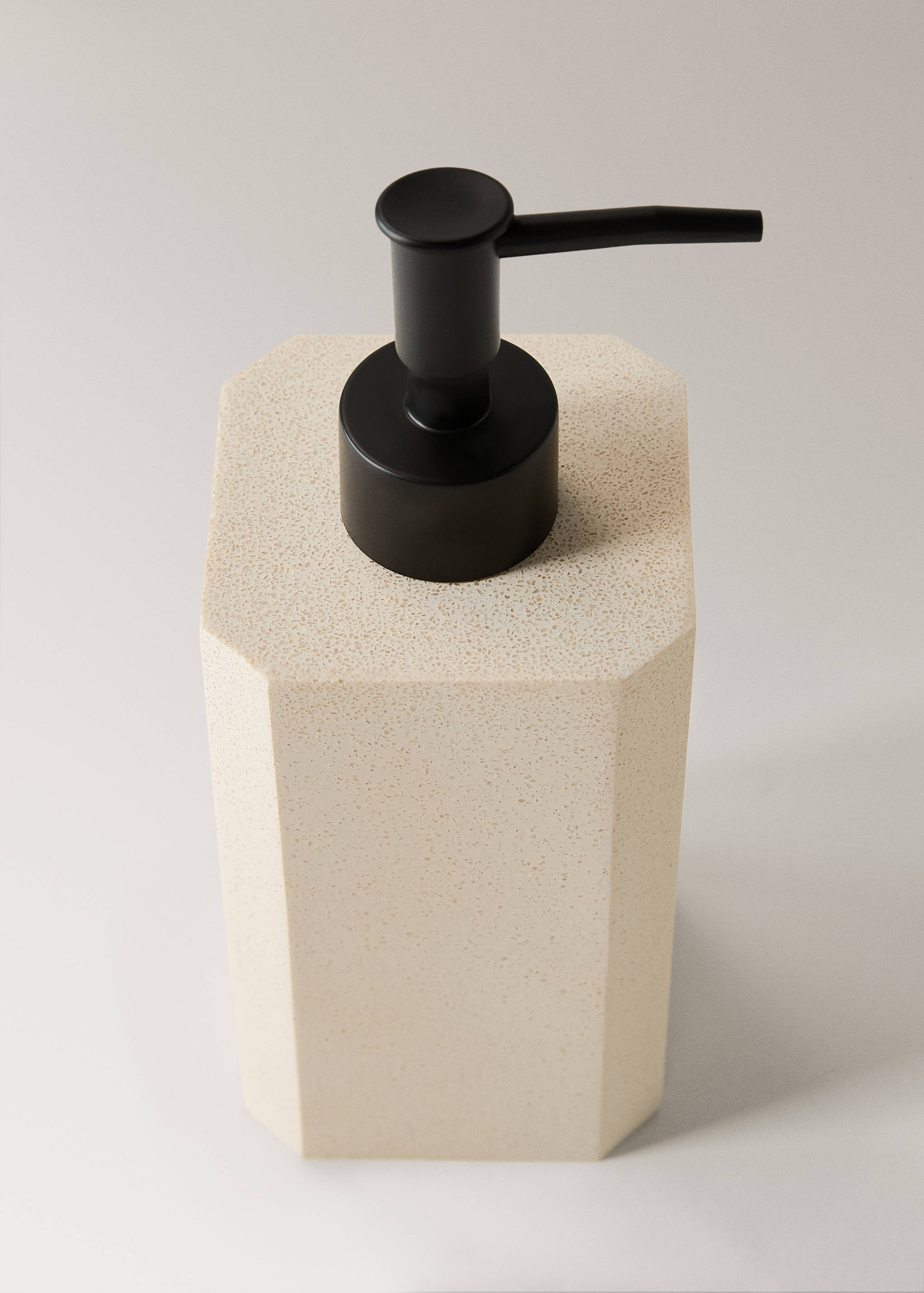 Square resin soap dispenser - Details of the article 2