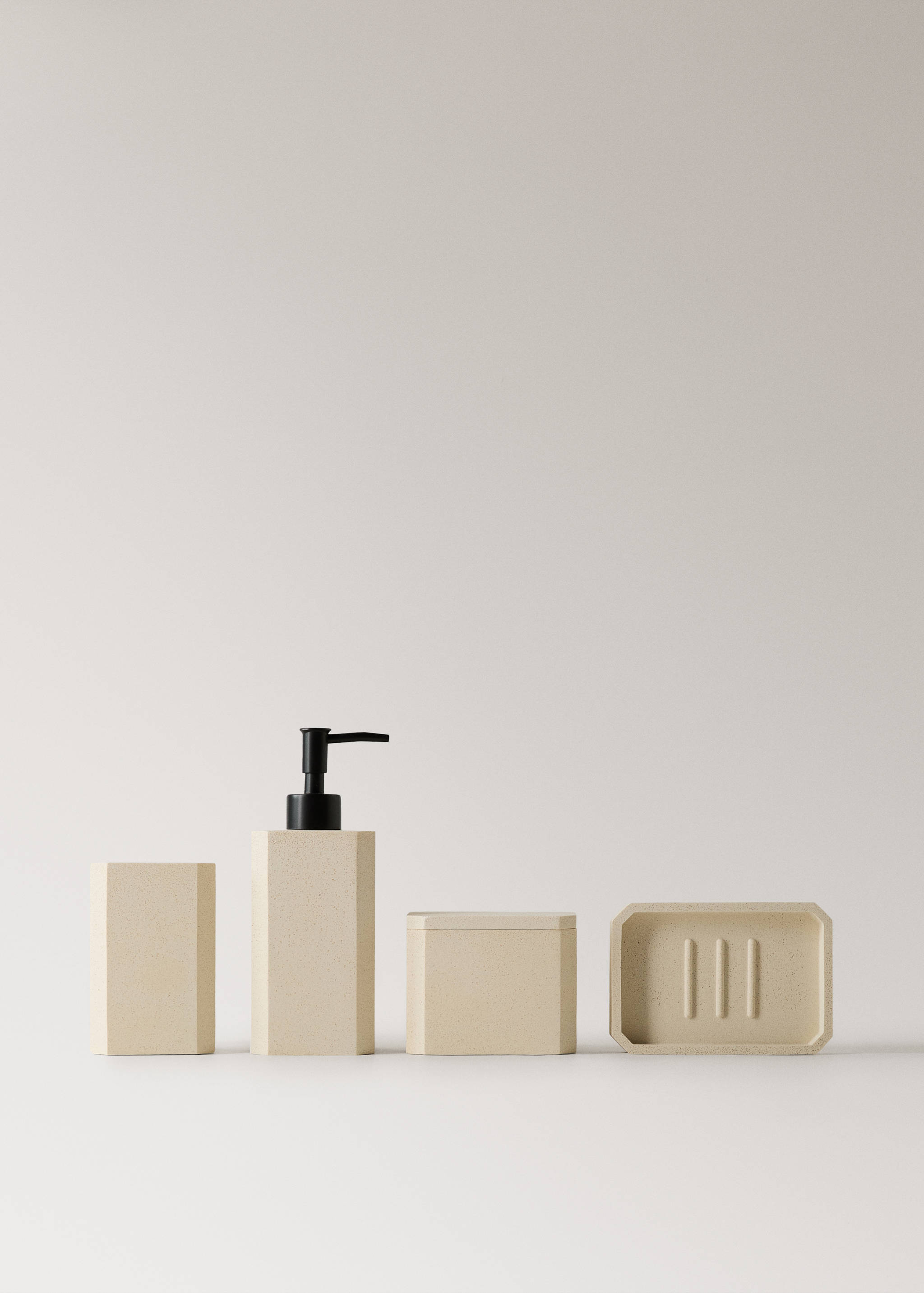 Square resin soap dispenser - Details of the article 3
