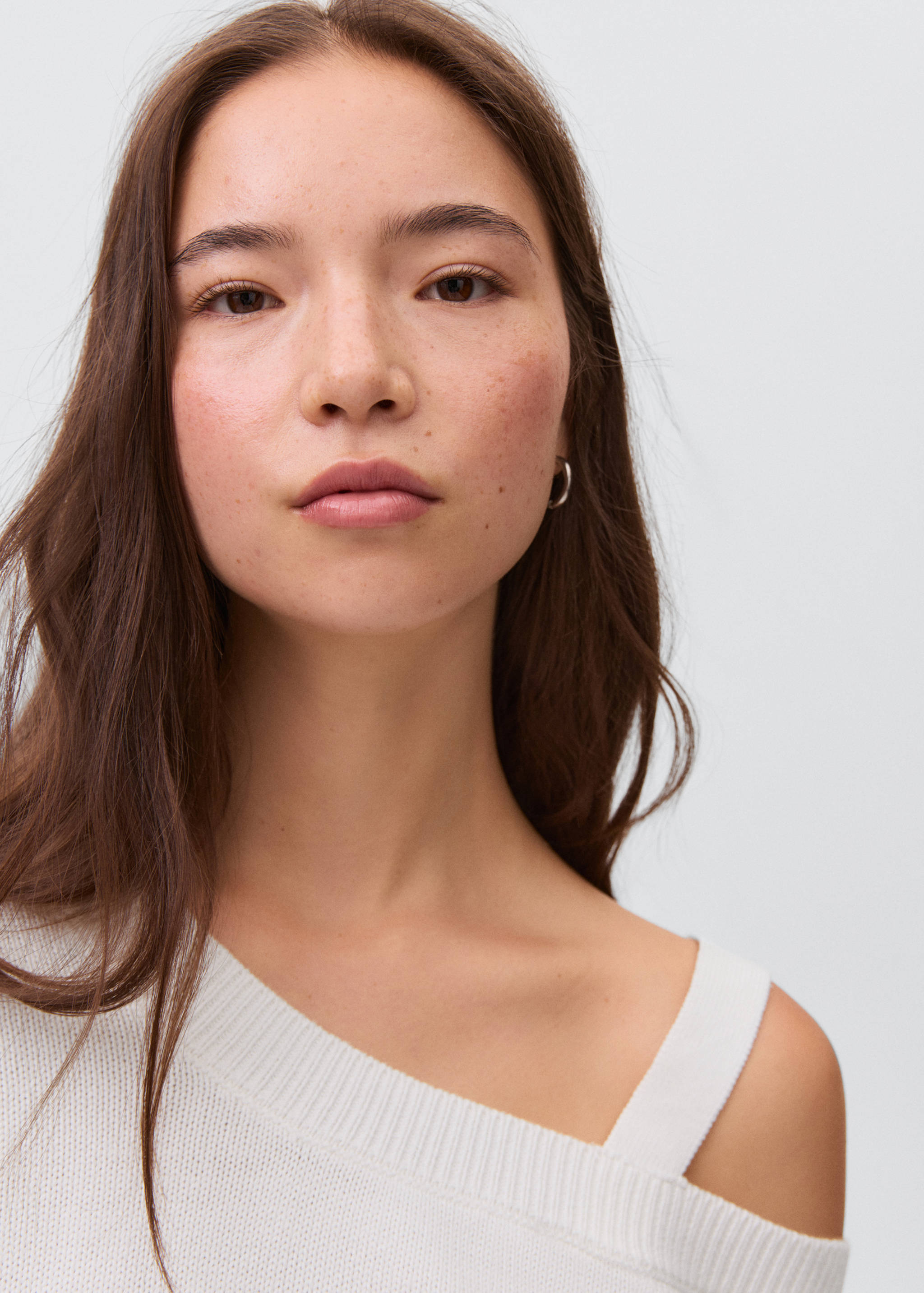 Knitted sweater with cut-out - Details of the article 1