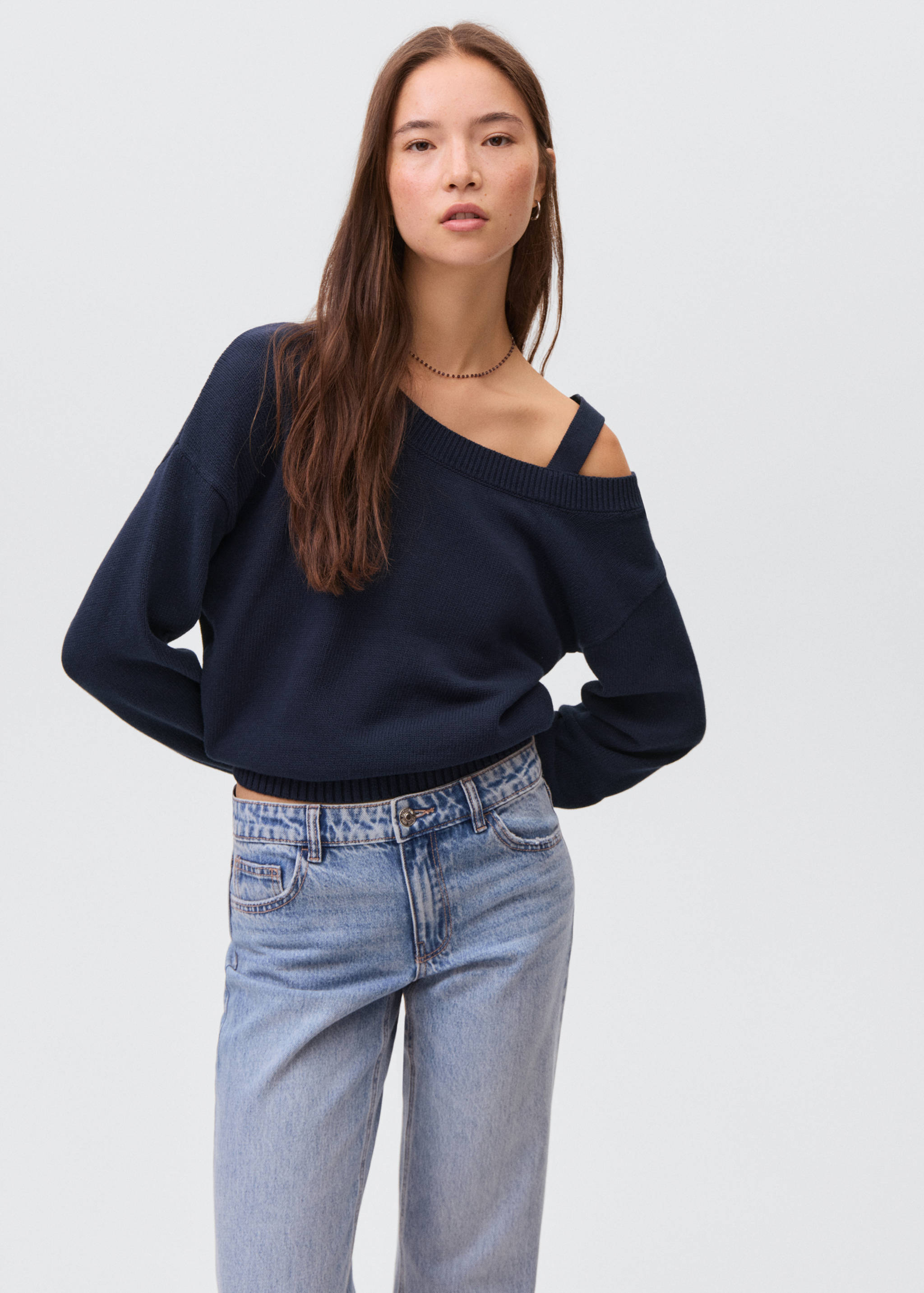 Knitted sweater with cut-out - Medium plane