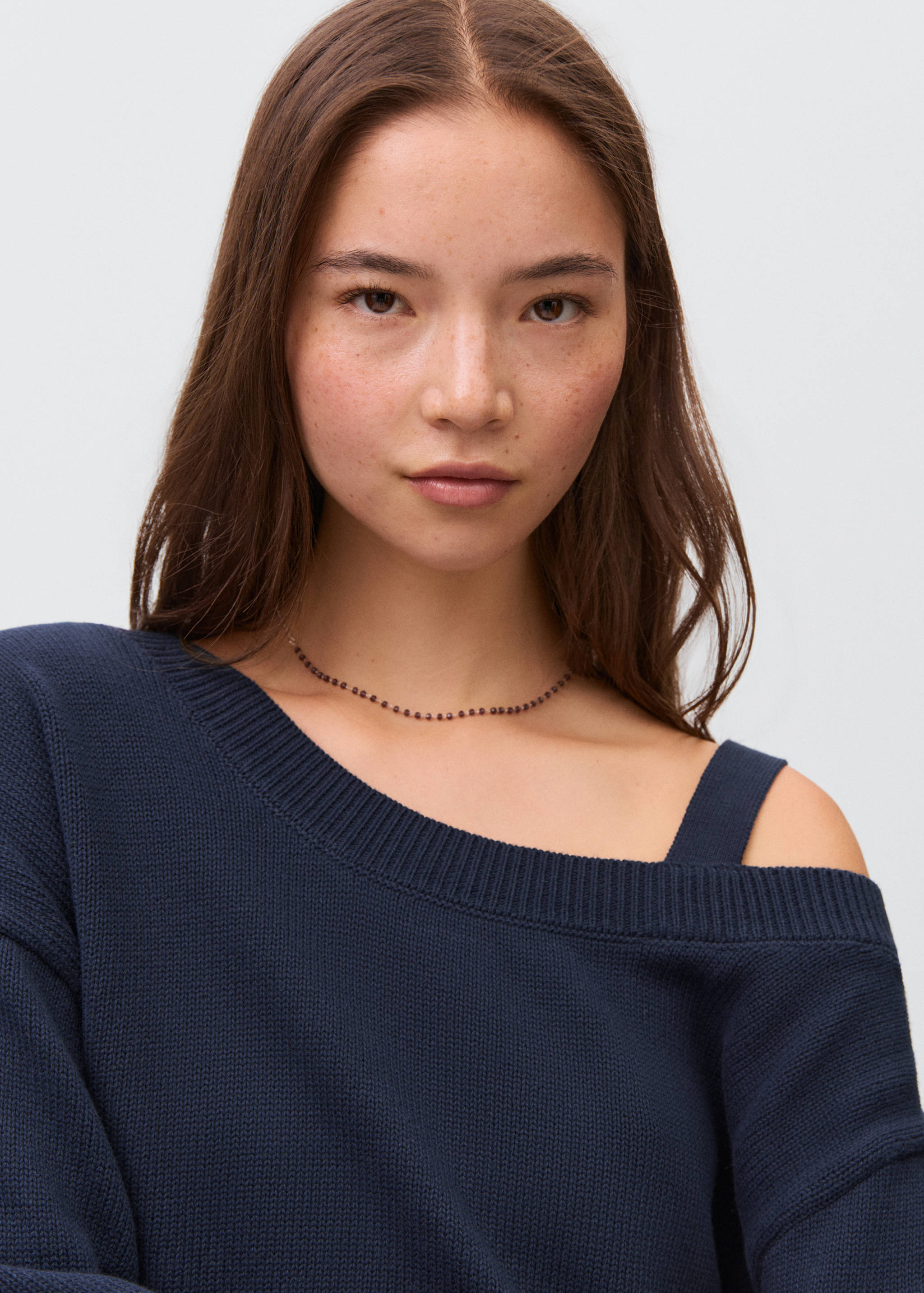 Knitted sweater with cut-out - Details of the article 1