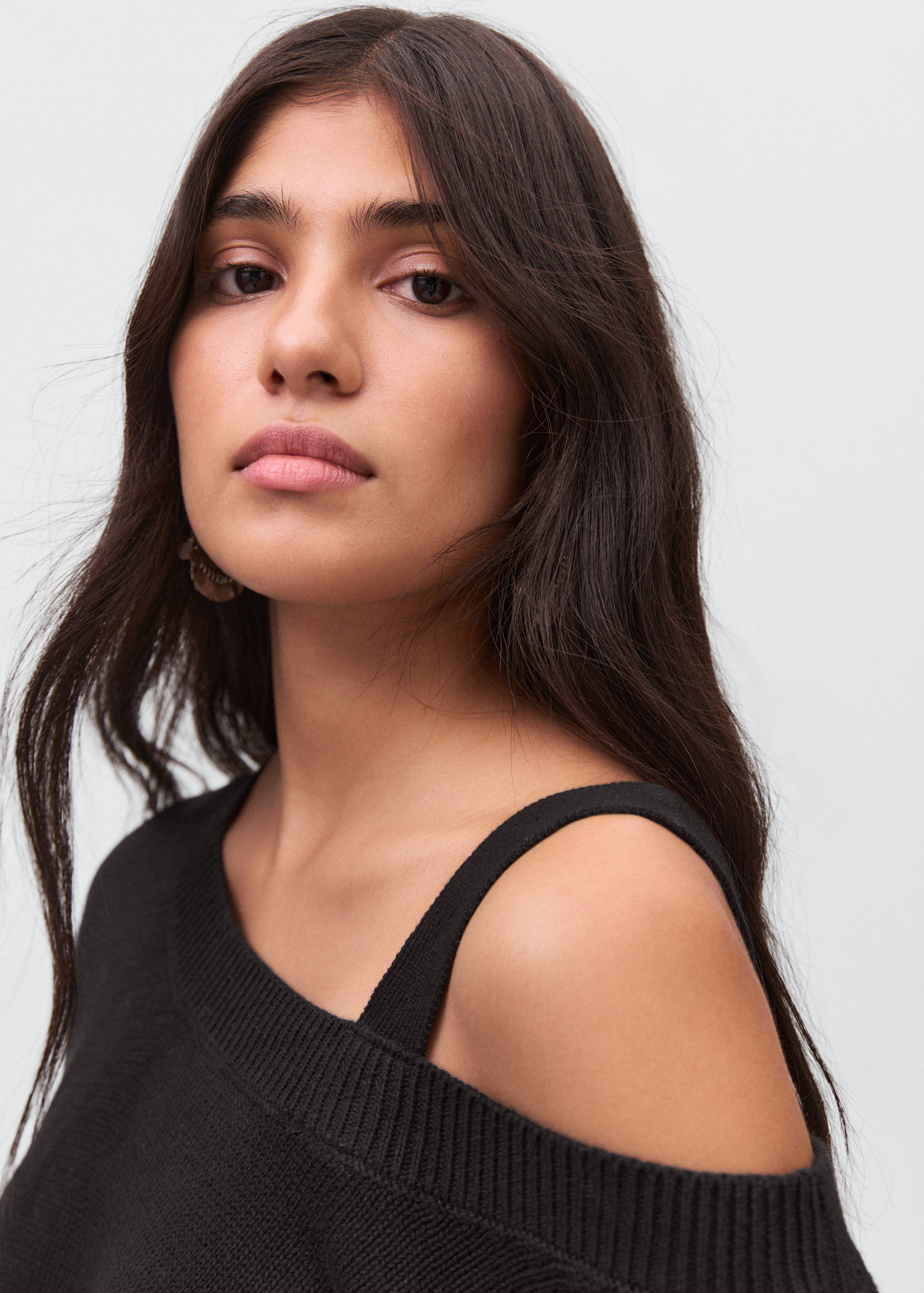 Knitted sweater with cut-out - Details of the article 1