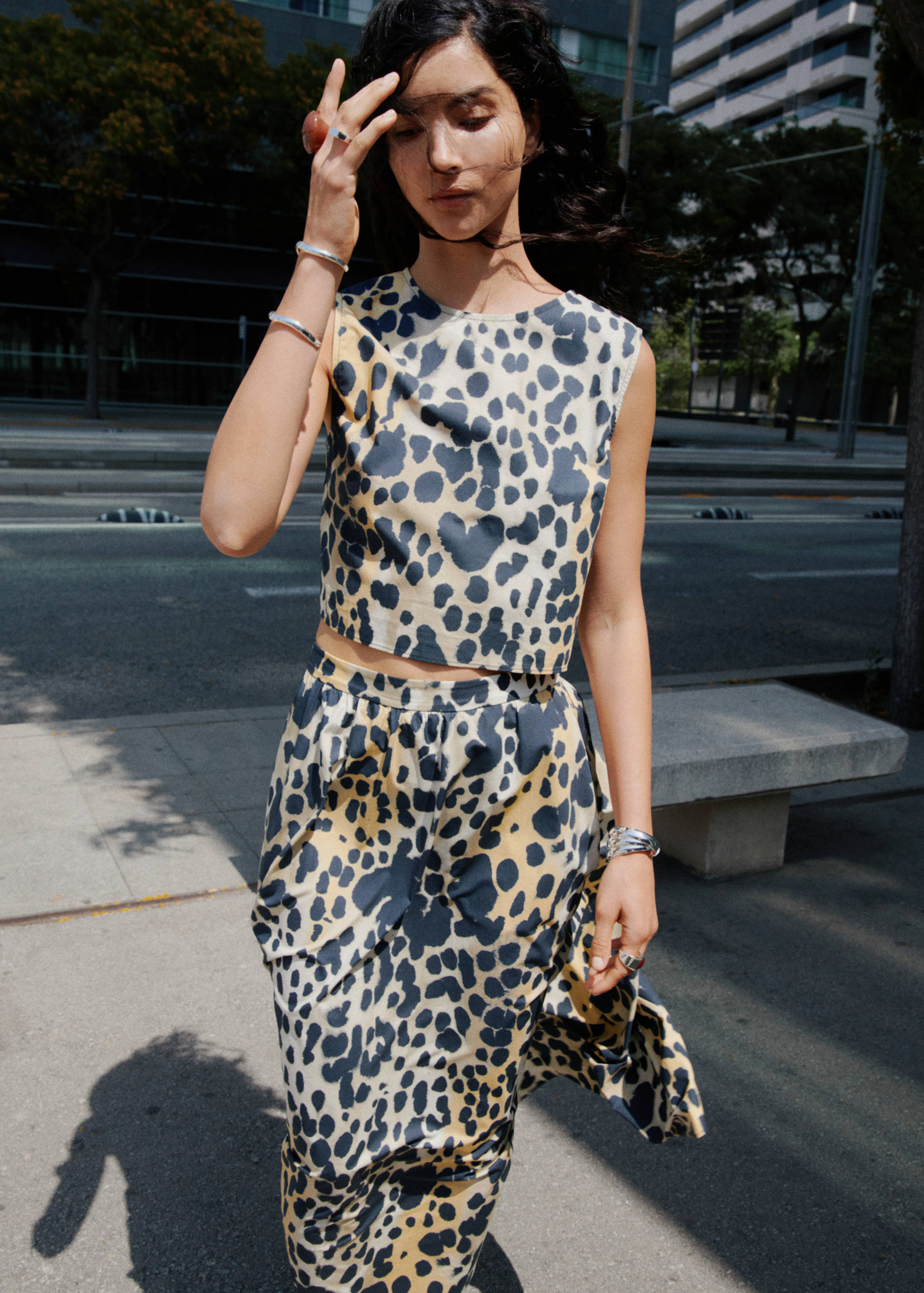 Top crop cu imprimeu leopard și nasturi - Plan general