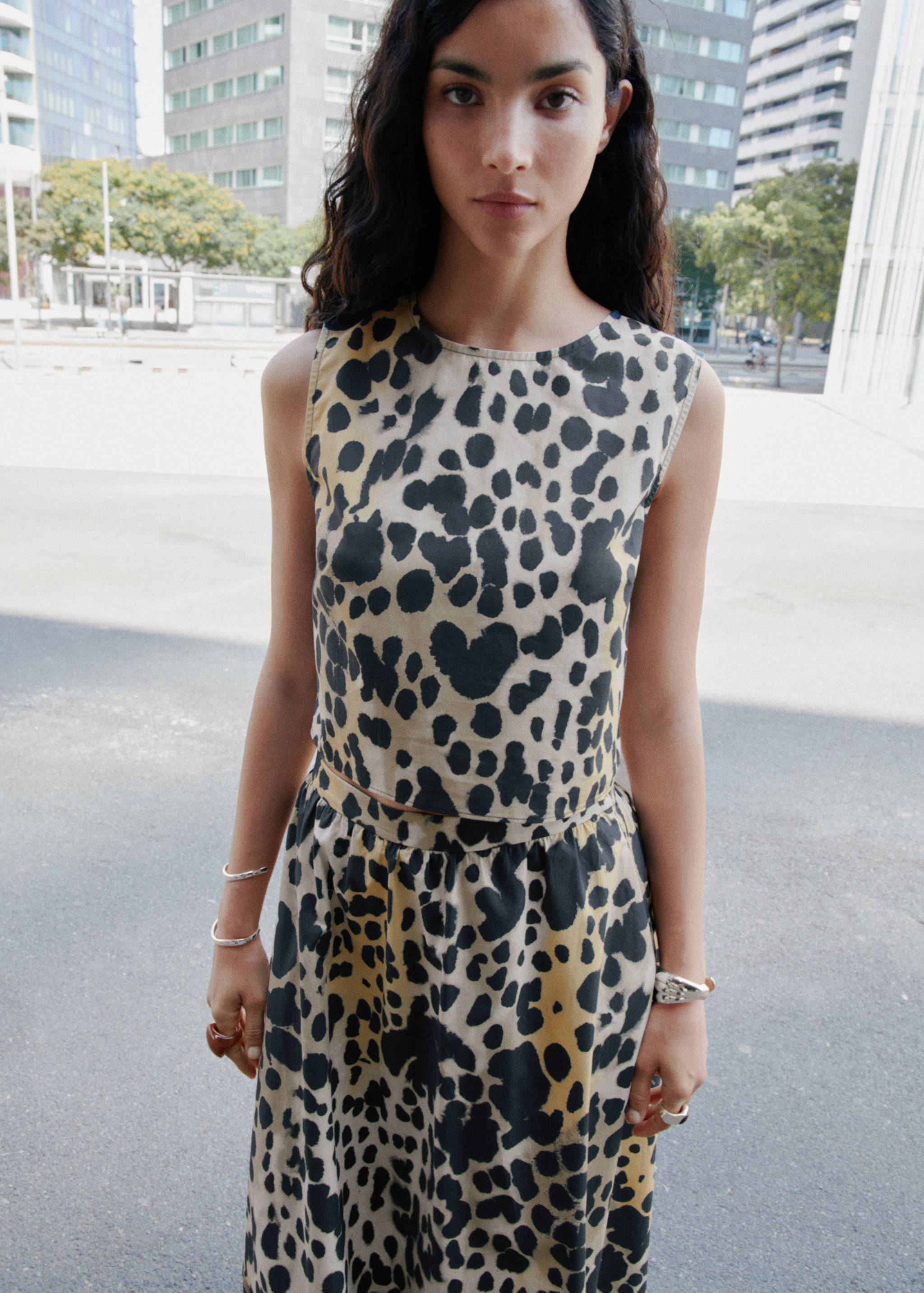 Top crop cu imprimeu leopard și nasturi - Plan mediu