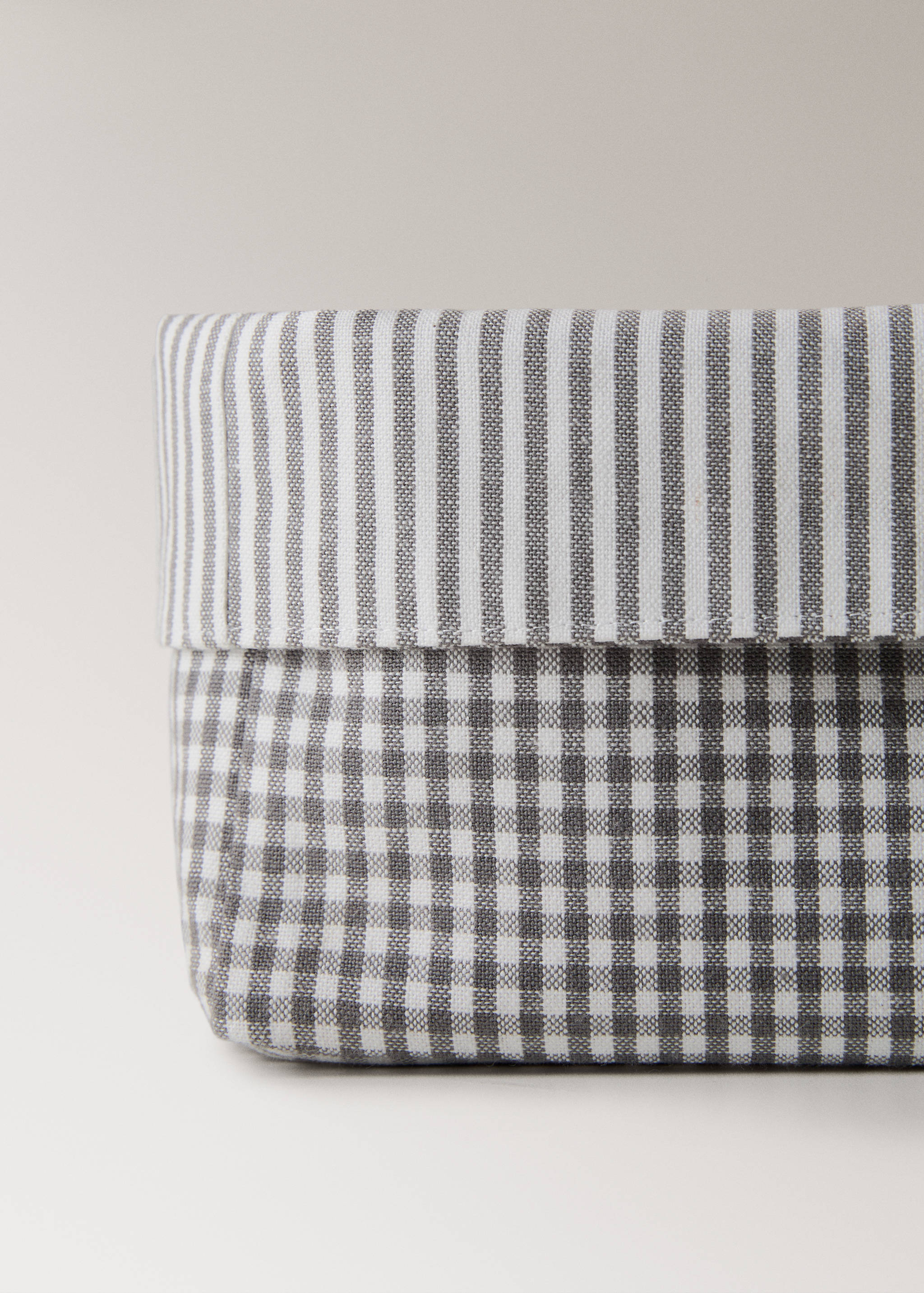 Basket with gingham check print - Details of the article 2