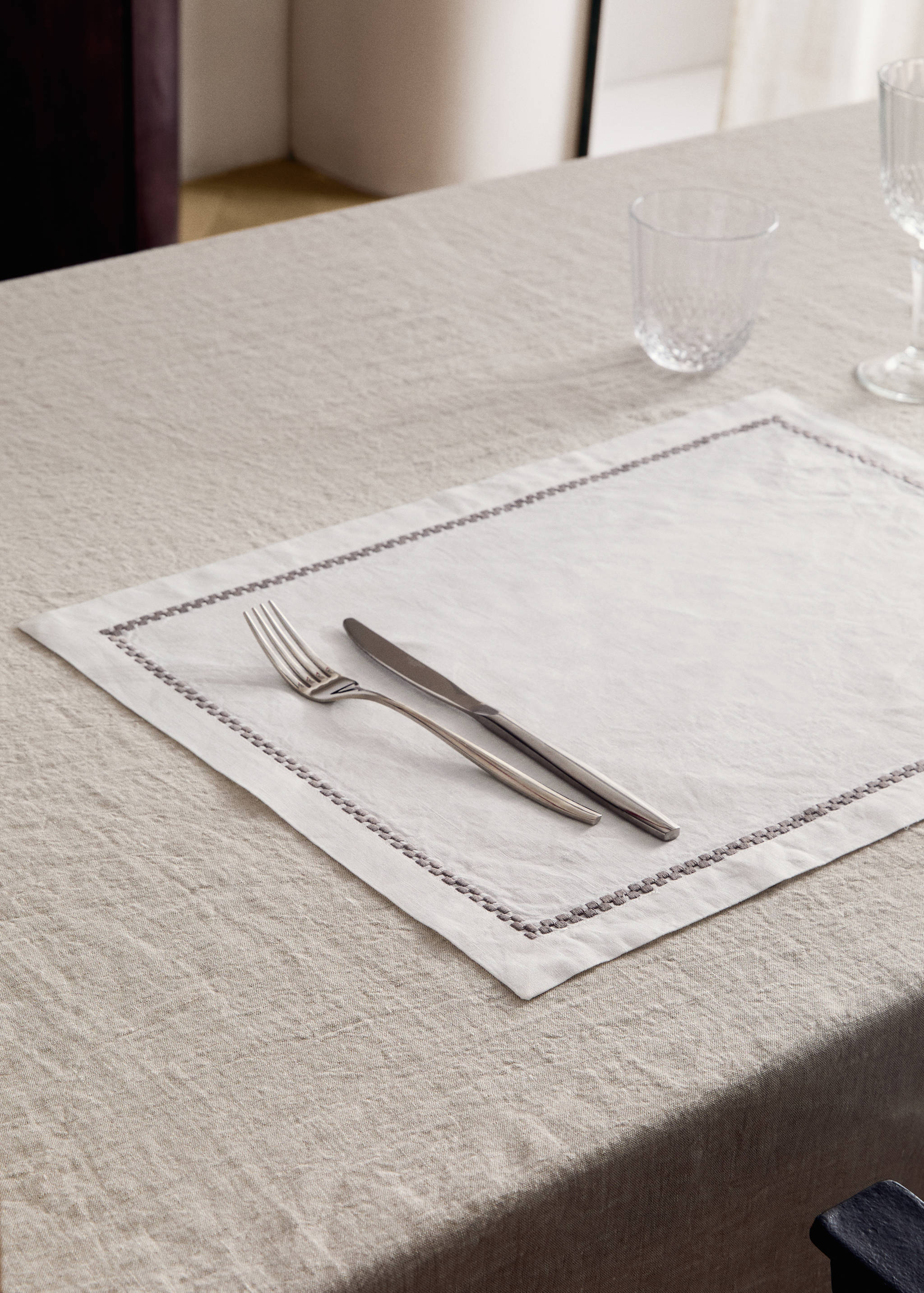 Tovaglietta 100% lino dettaglio ricamato - Piano generale