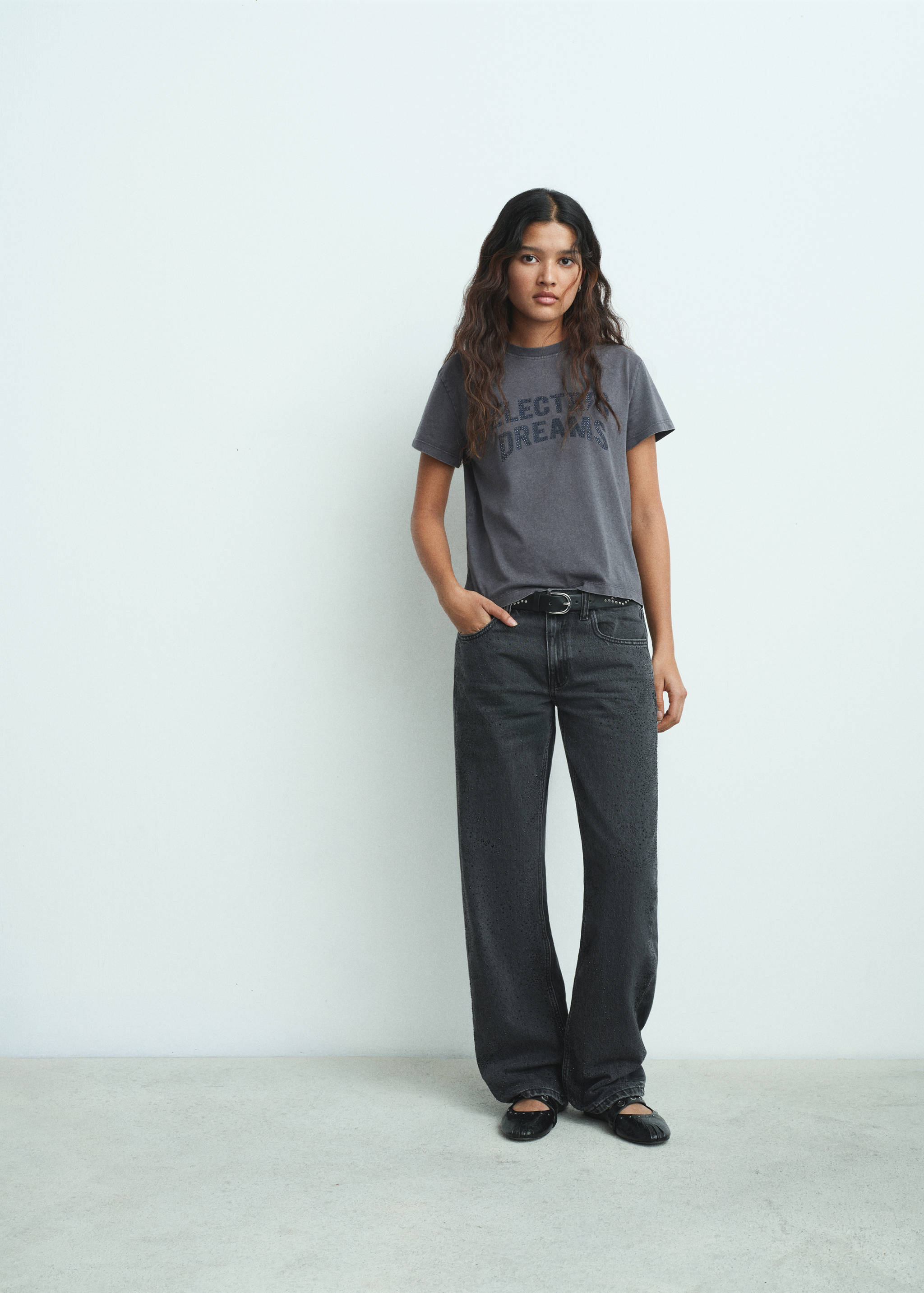 Taş detaylı yazılı tişört - Genel plan