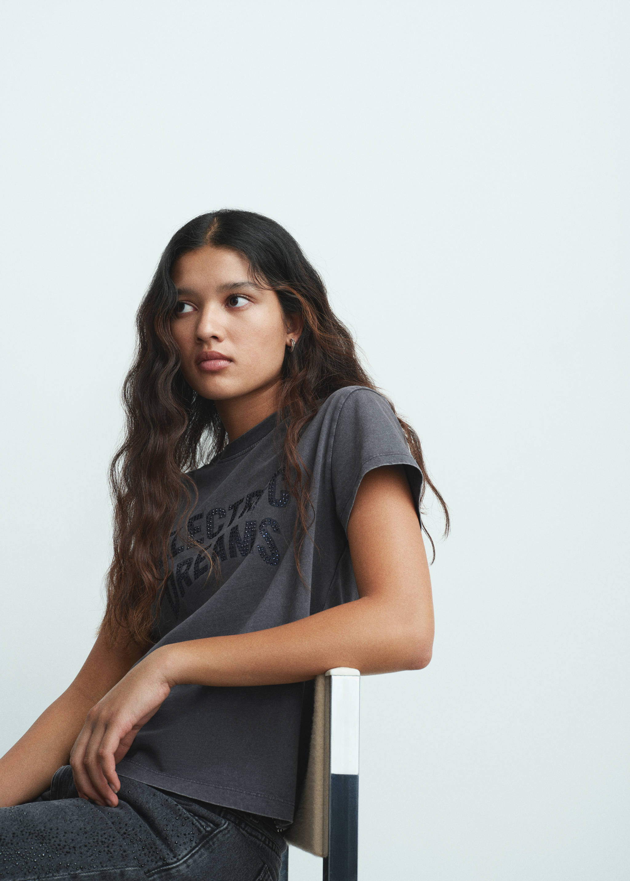 Taş detaylı yazılı tişört - Orta plan