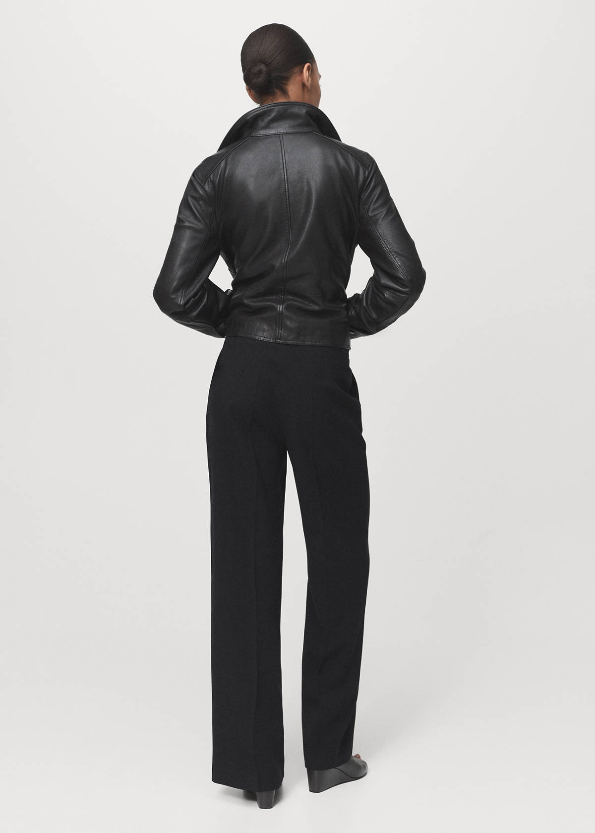 Straight mid-rise trousers — Black