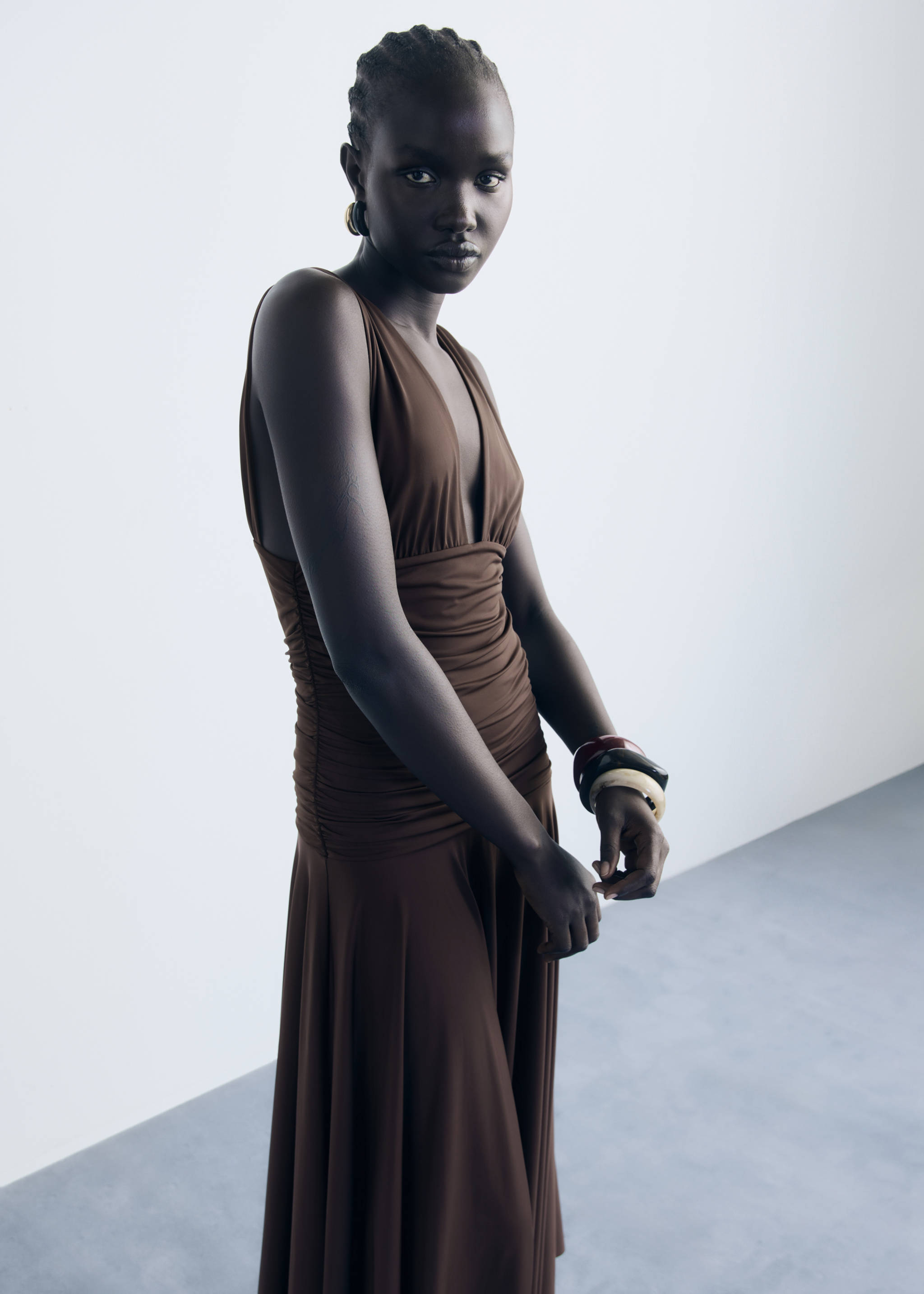 Long dress with contrasting design - Medium plane