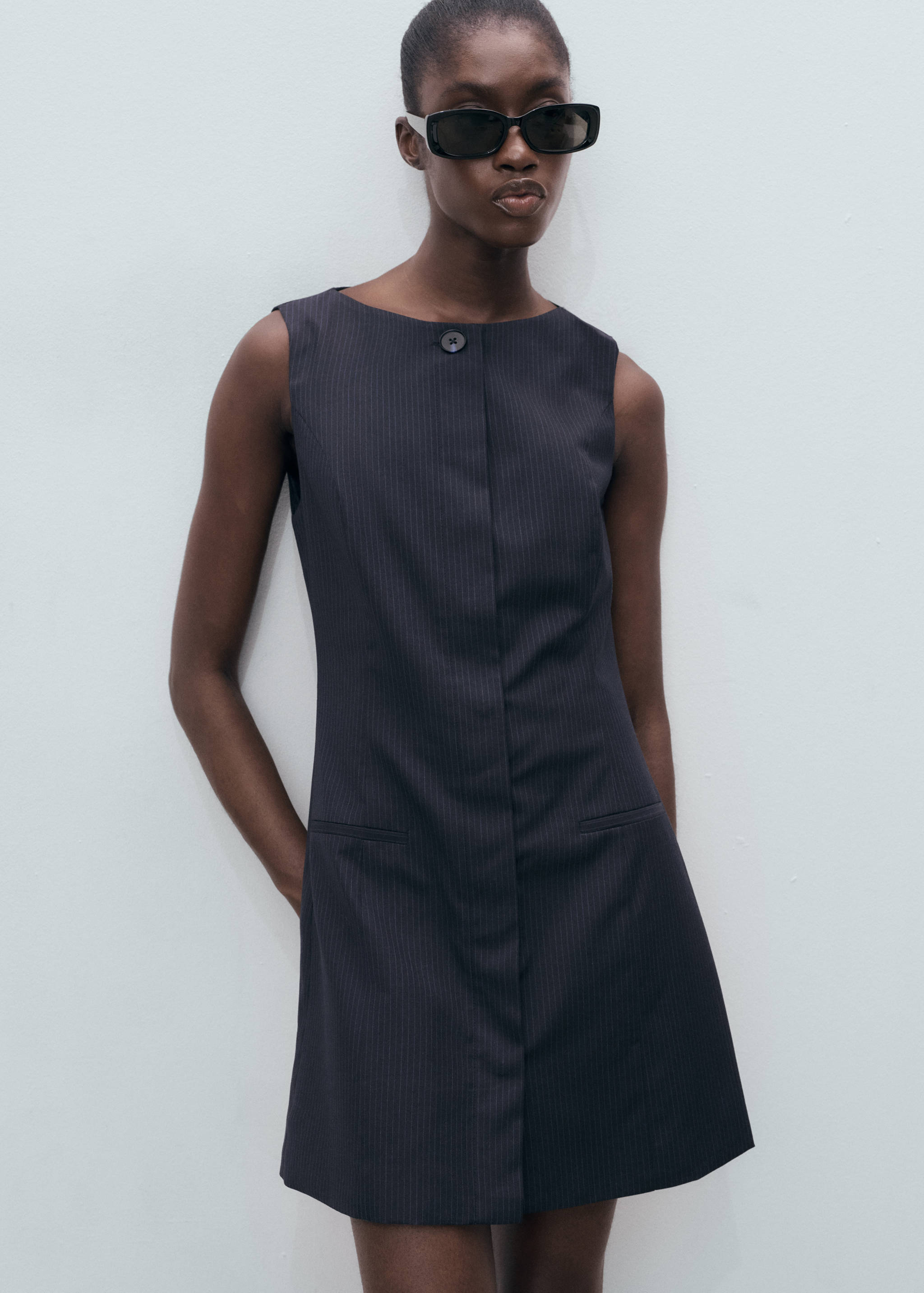 Φόρεμα με λεπτή ρίγα και κρυφά κουμπιά - Μεσαίο πλάνο