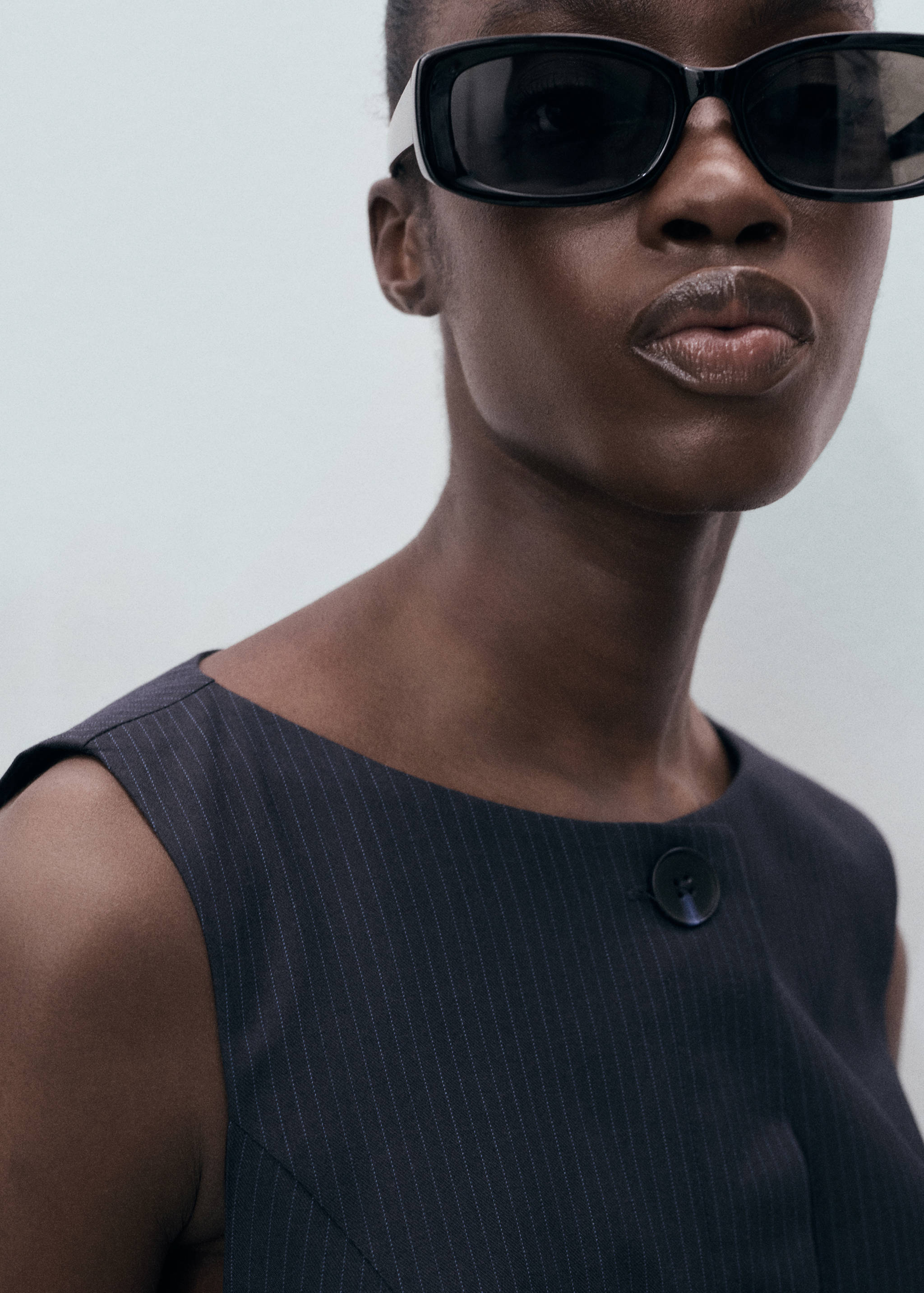 Φόρεμα με λεπτή ρίγα και κρυφά κουμπιά - Λεπτομέρεια του προϊόντος 1