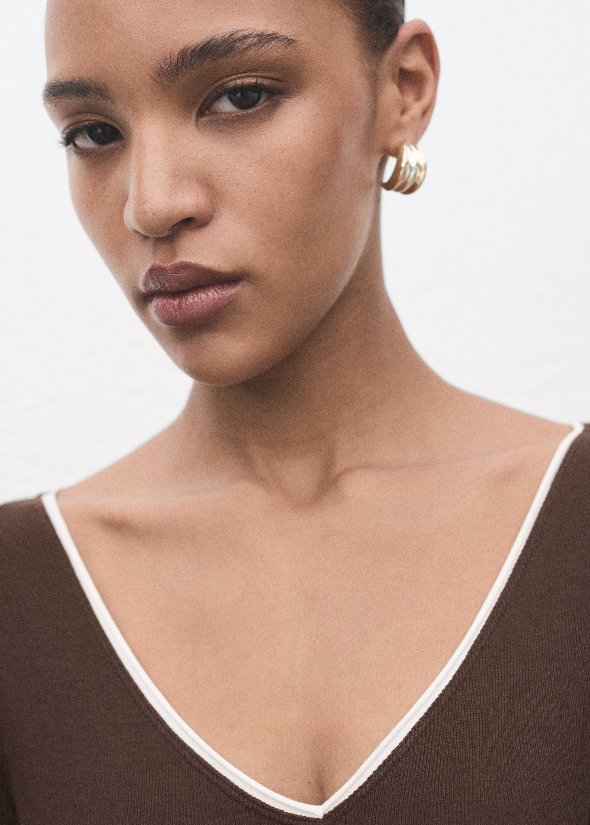 V-neck combined-fabric t-shirt - Details of the article 1