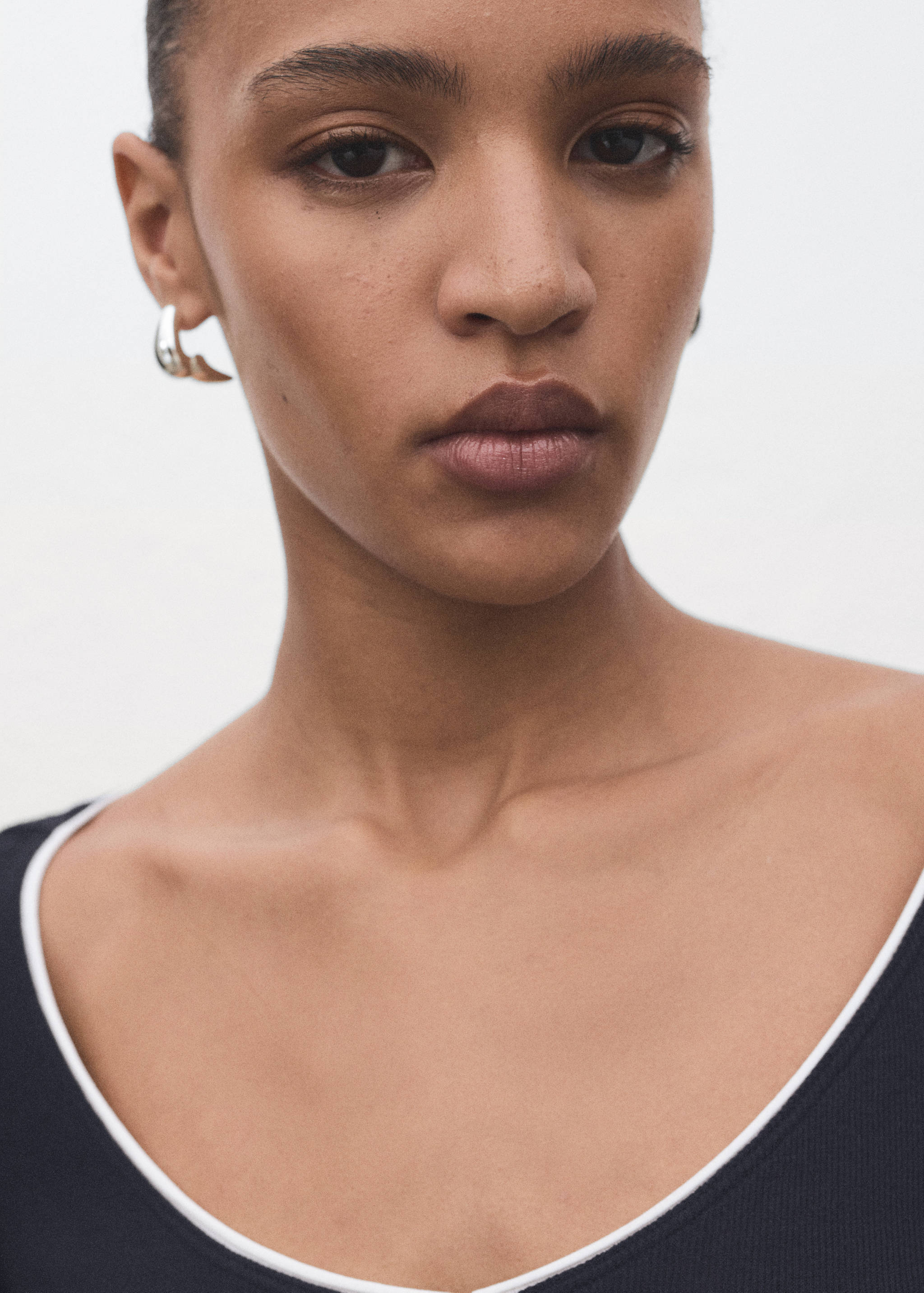 V-neck combined-fabric t-shirt - Details of the article 1