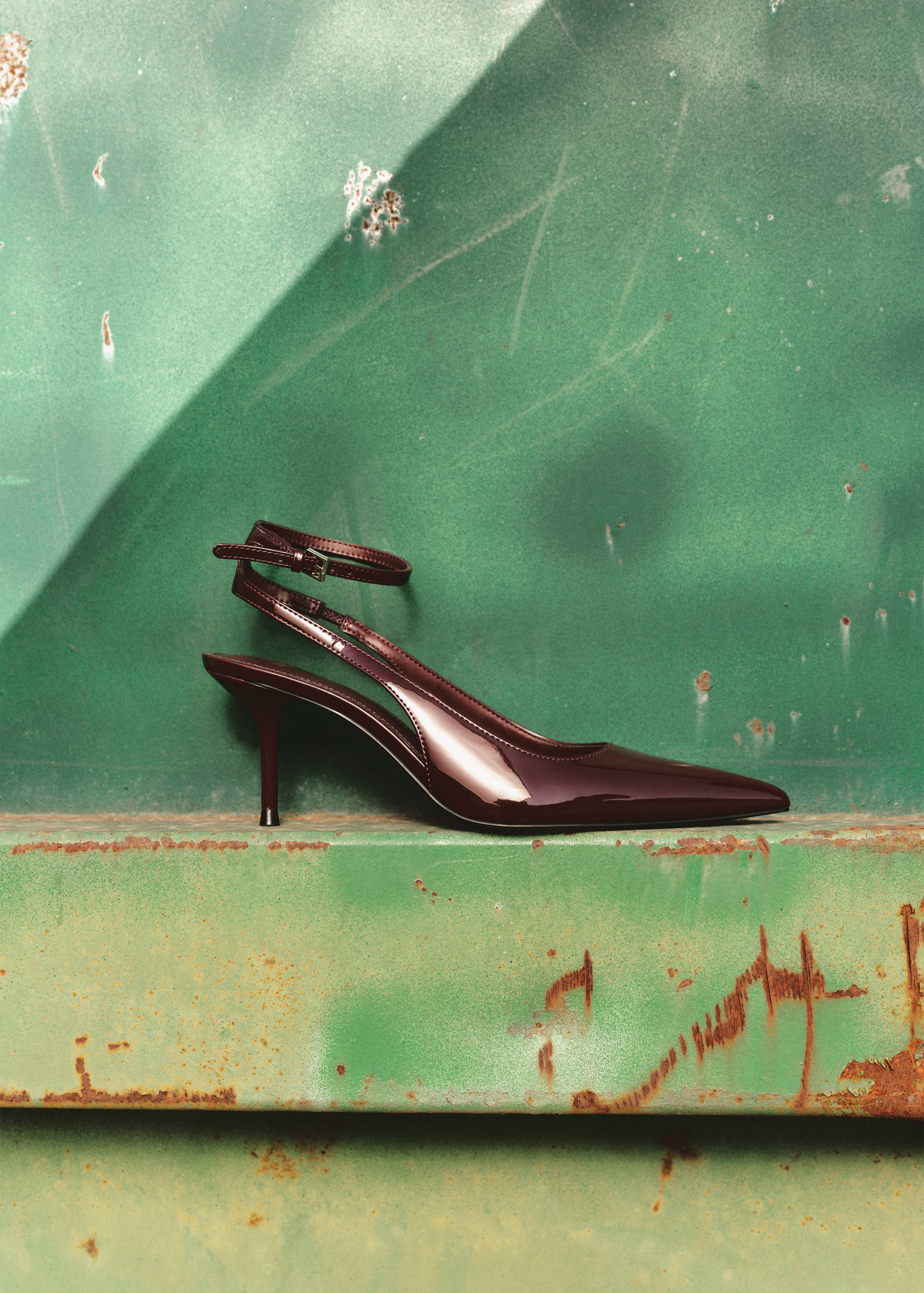 Patent heeled shoes - General plane