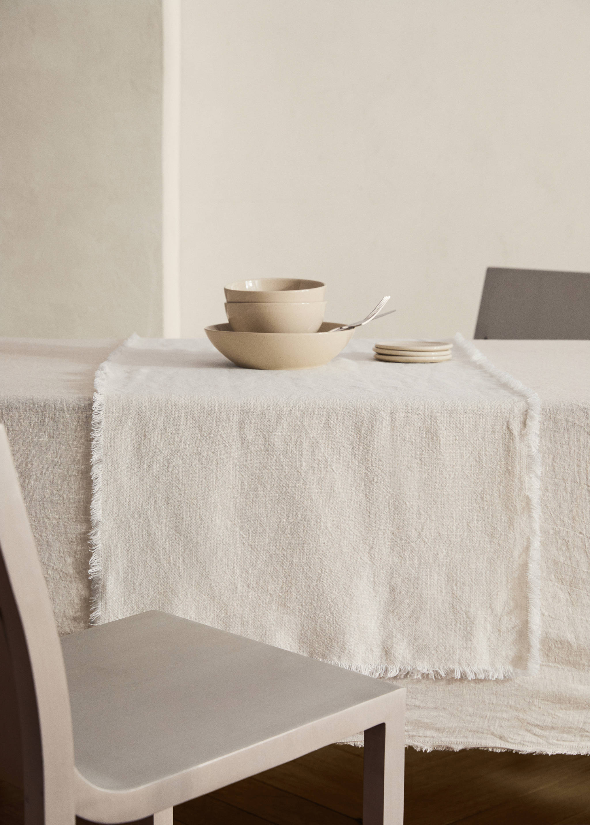 Linen table runner with tassels - General plane