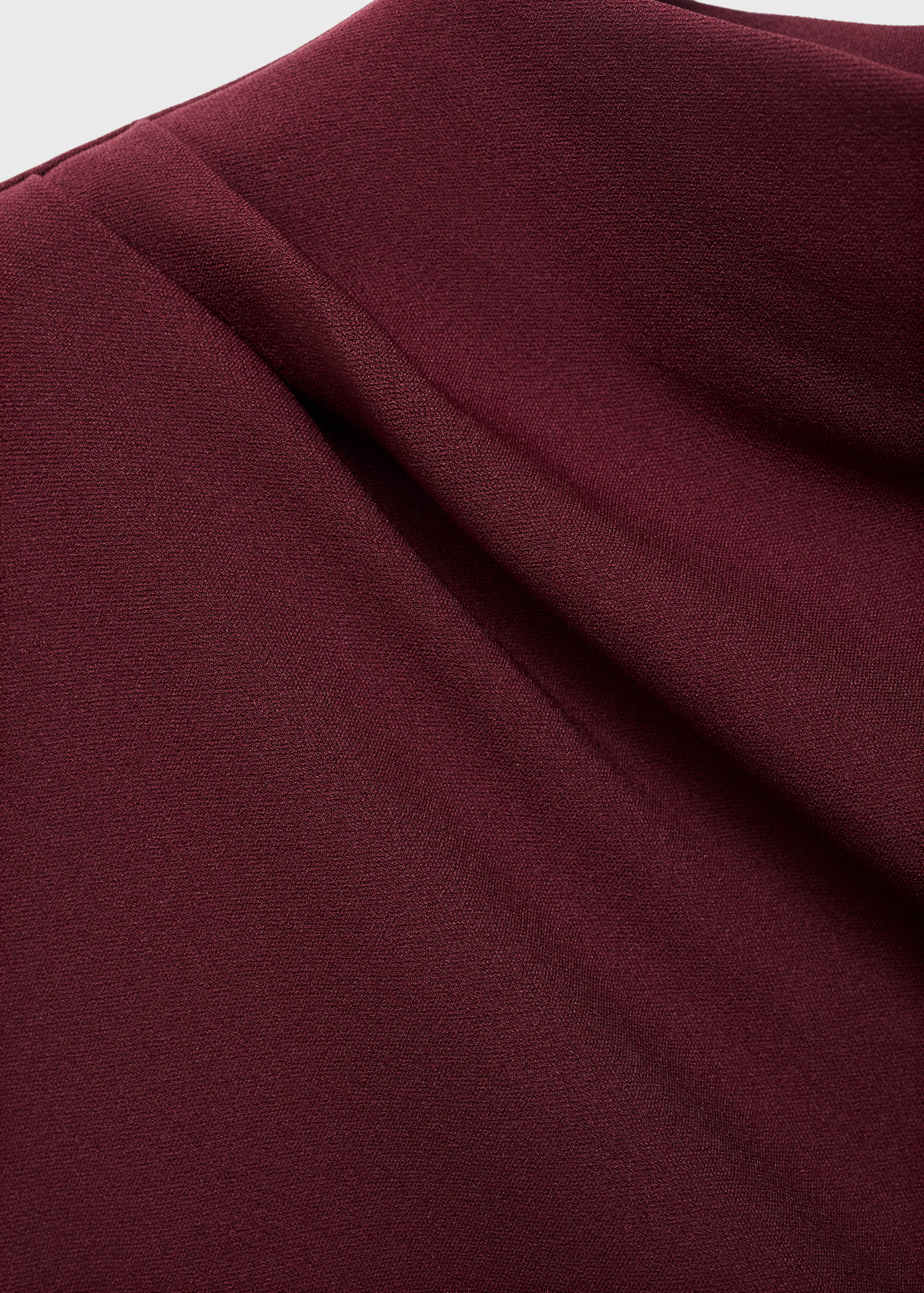 Vestido com pregas justo ao corpo - Pormenor do artigo 8