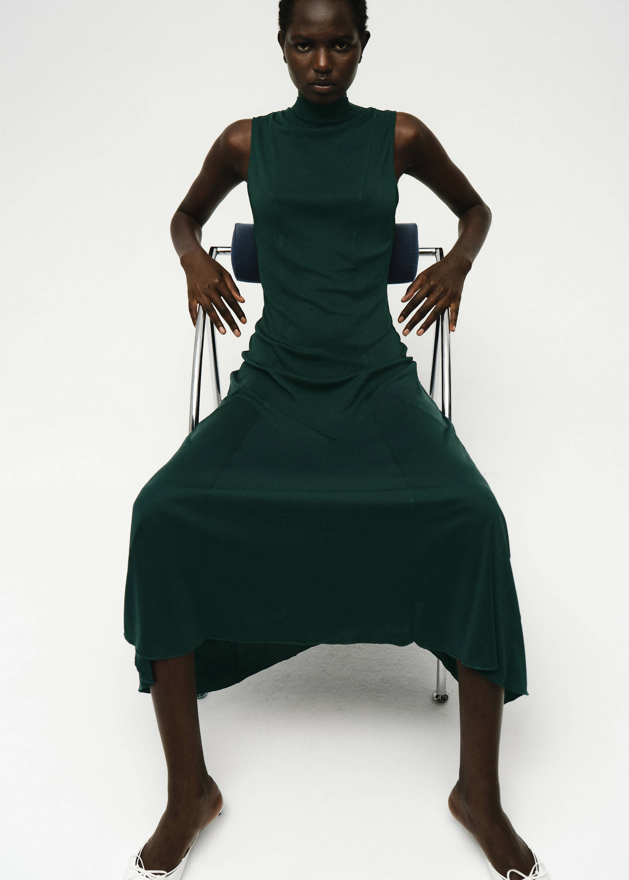 Godet dress with a perkins collar - Details of the article 1