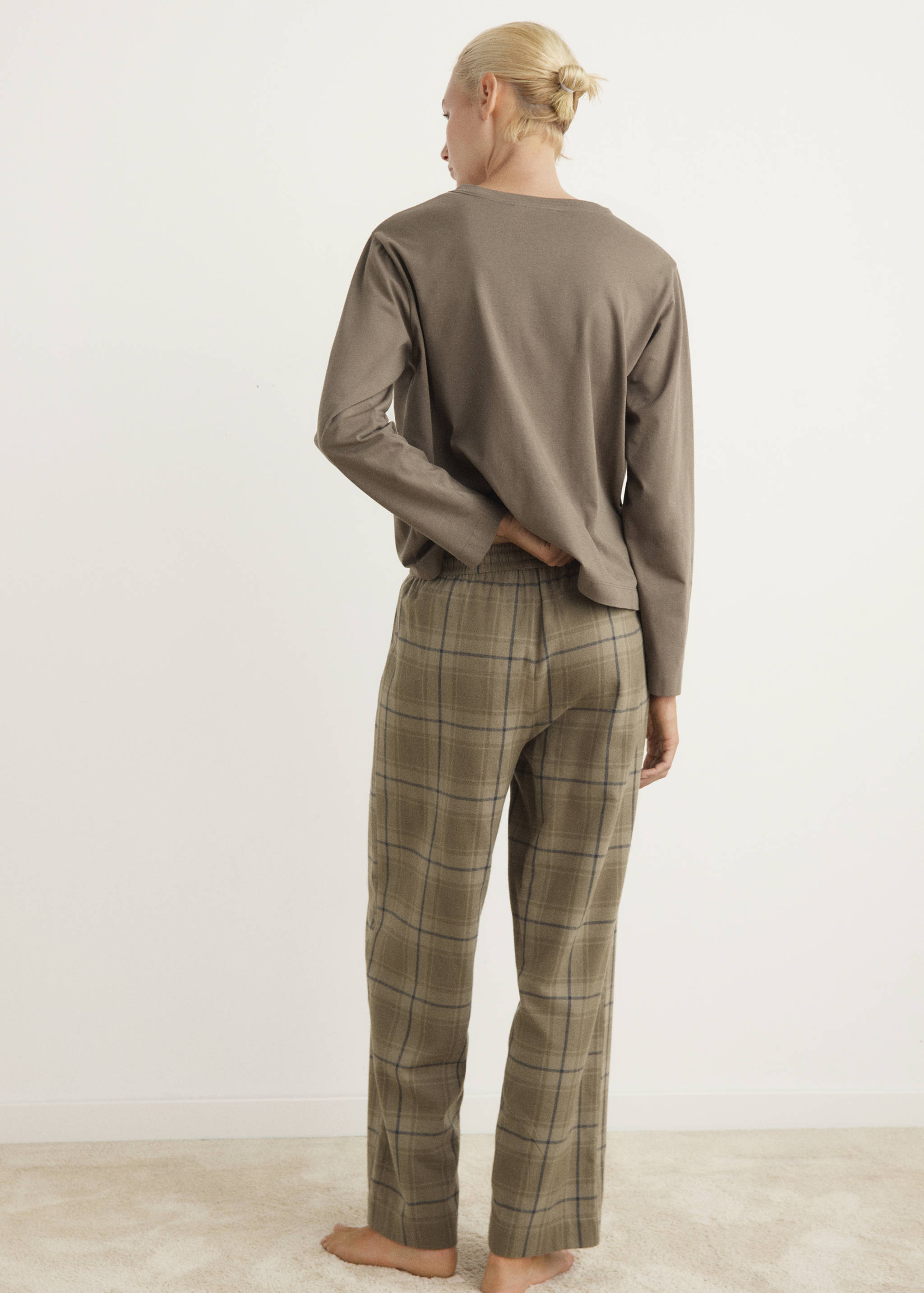 Two-piece flannel check pajamas - Reverse of the article