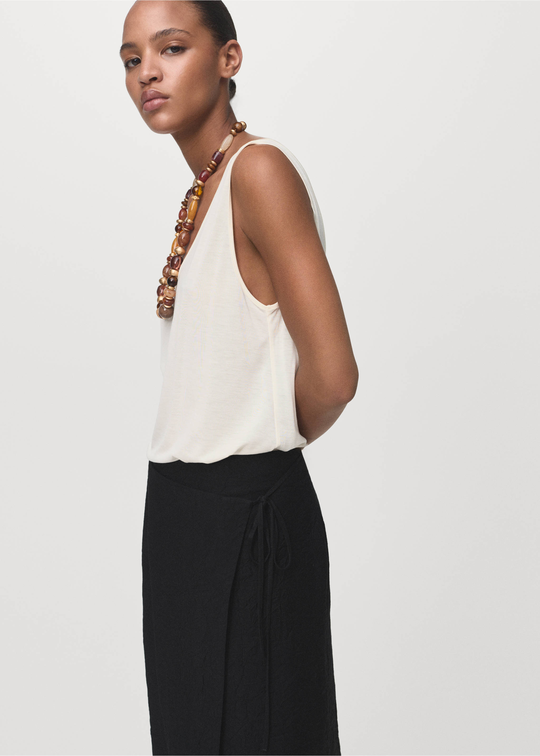 Kırışık görünümlü kruvaze etek - Ürün detayı 1, Siyah. Ref: 17084421-00.