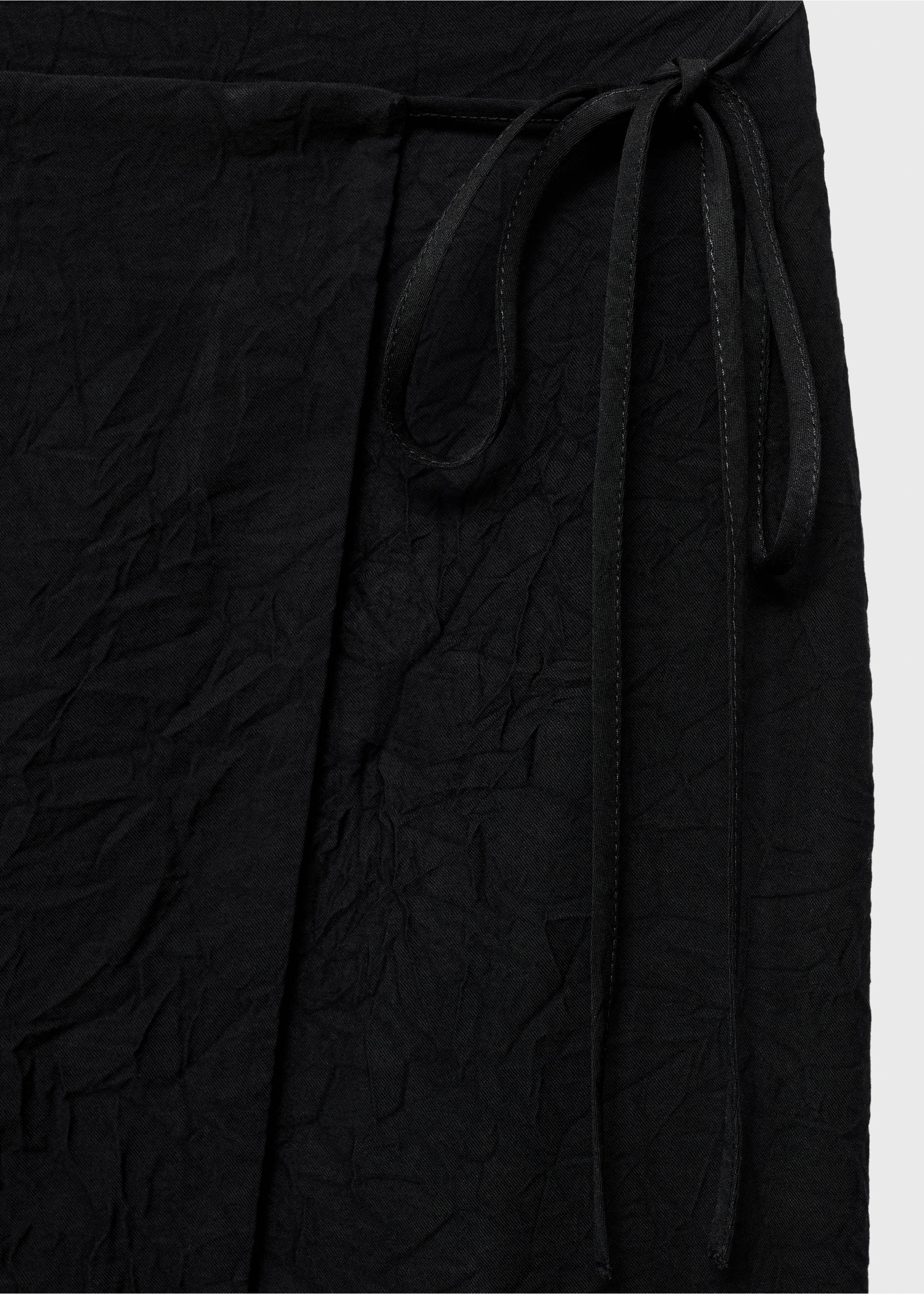 Kırışık görünümlü kruvaze etek - Ürün detayı 8, Siyah. Ref: 17084421-00.