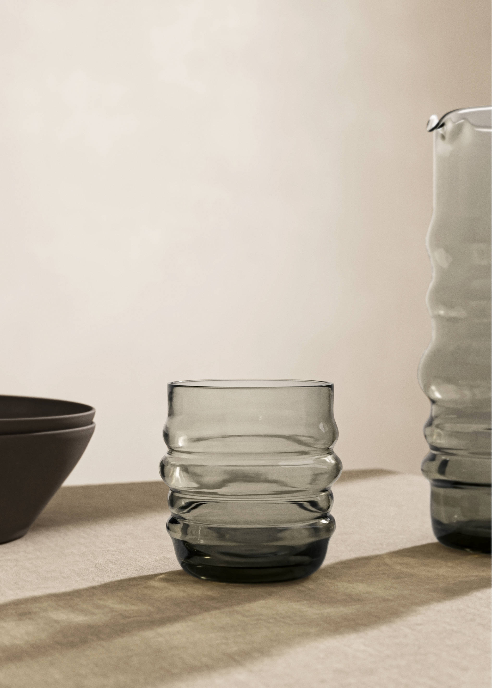 Smoked borosilicate glass vase with wave design - General plane