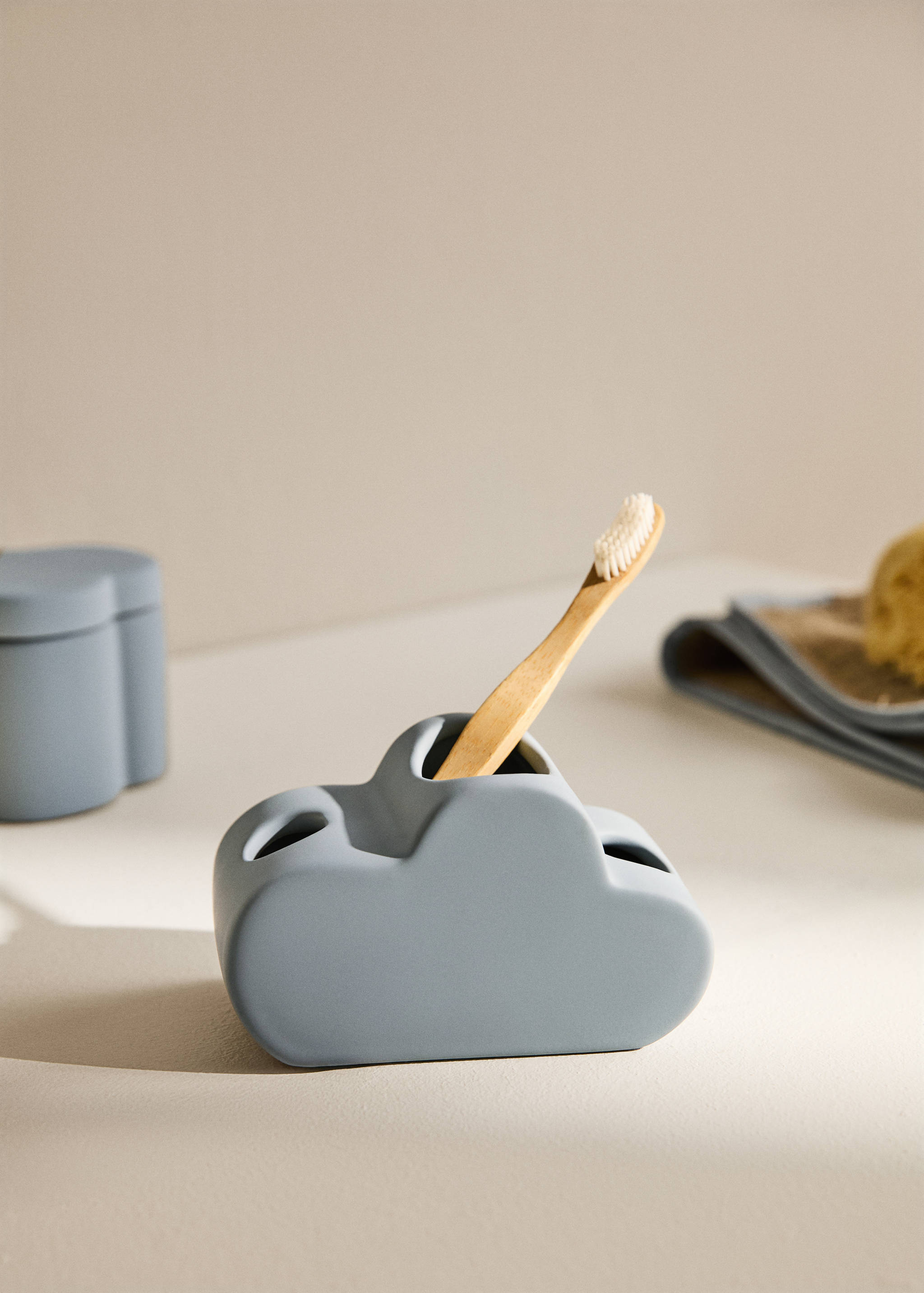 Cloud-shaped stoneware toothbrush holder - General plane