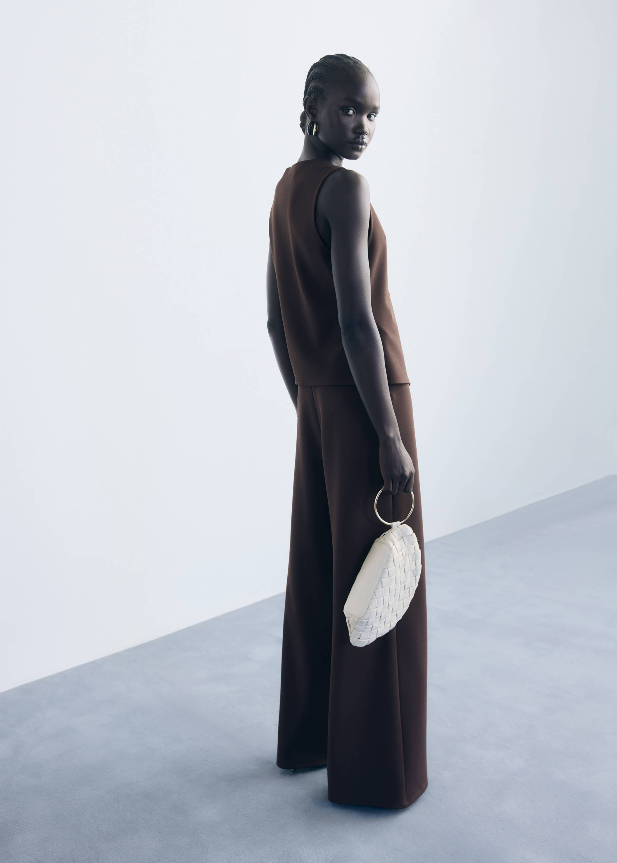 Прямые брюки с эластичным поясом - Общий план