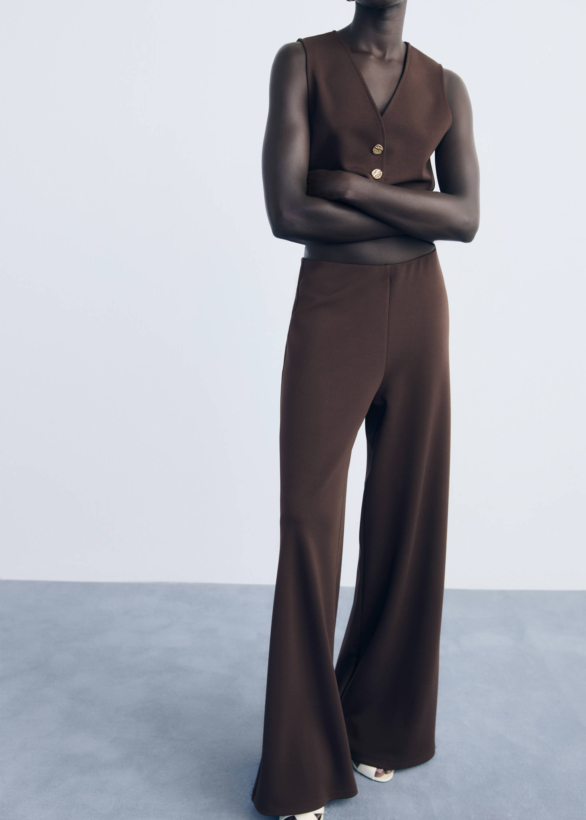 Прямые брюки с эластичным поясом - Средний план