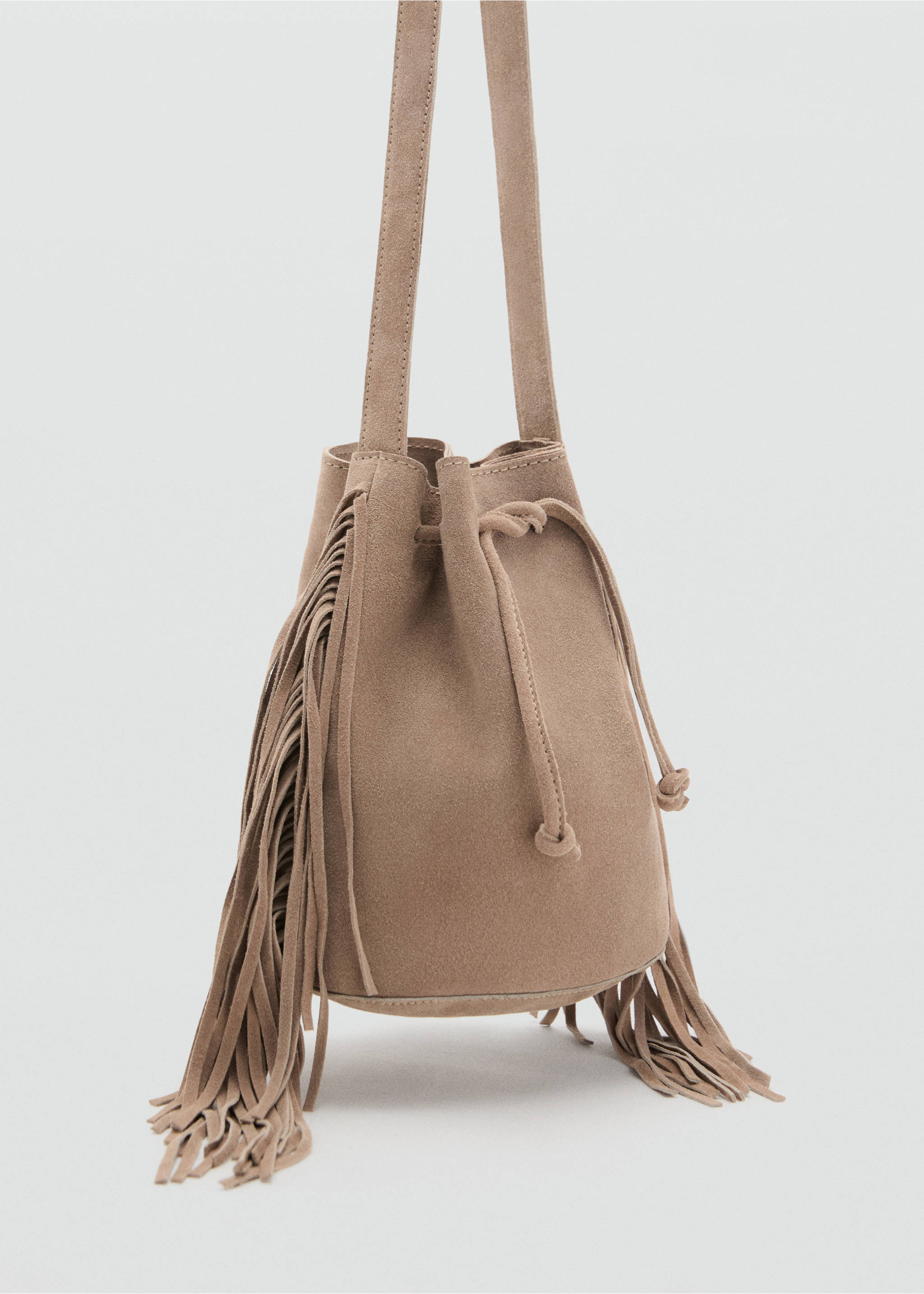 Сумка-ведро из кожи с кисточками - Средний план, Песочный. Ref: 17084779-00.