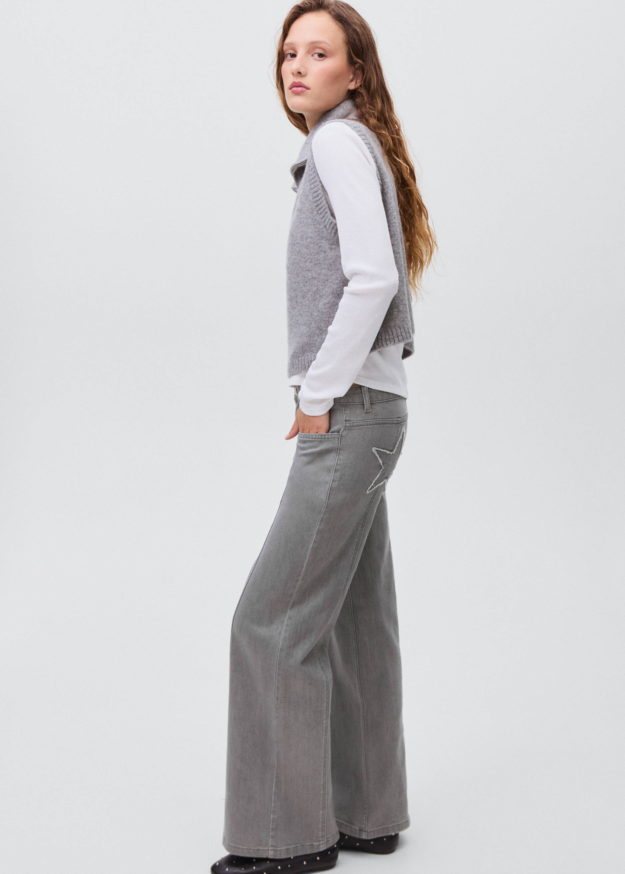 Low-waist jeans with star detail - Details of the article 2