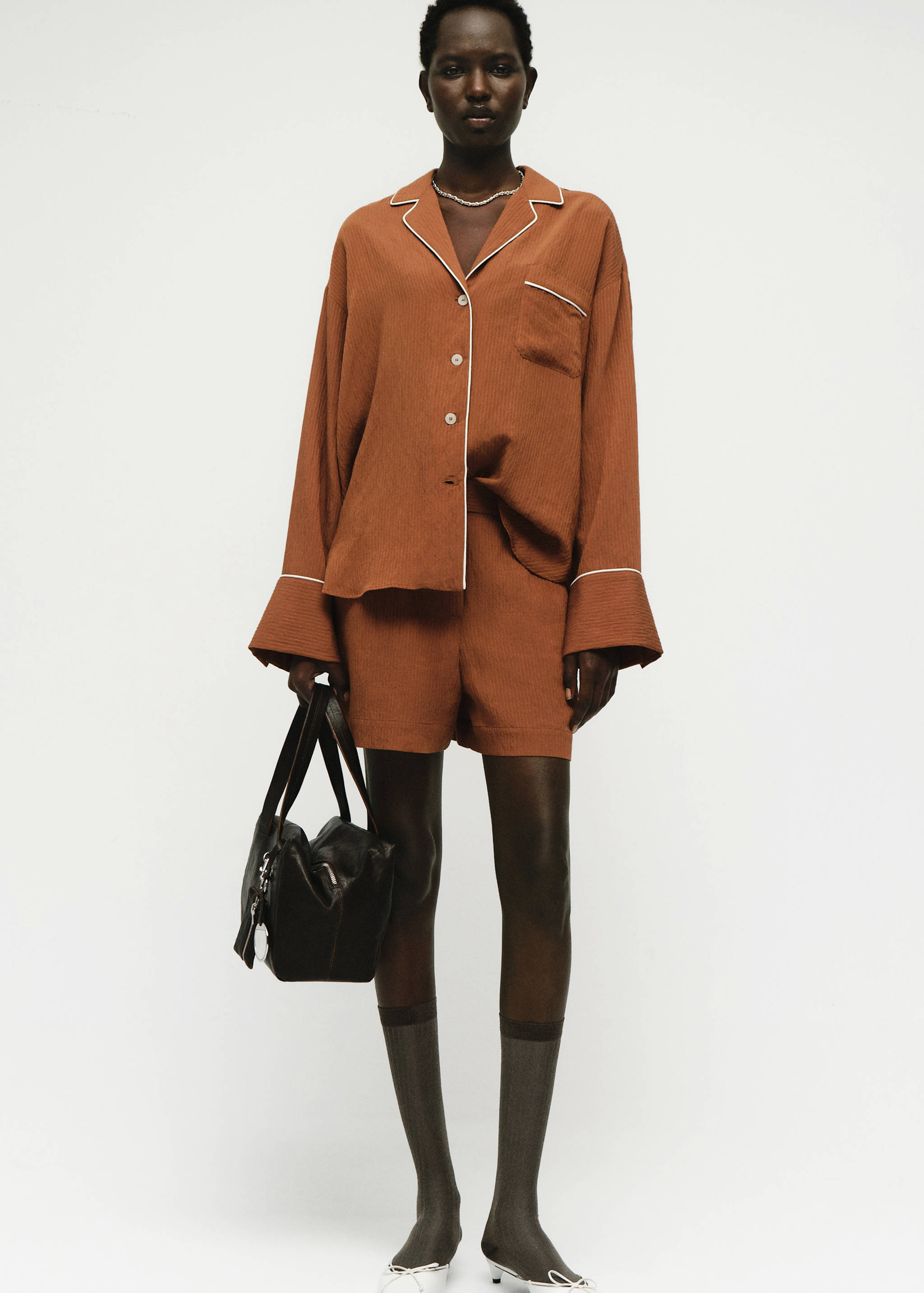 Camisa com textura e vivos em contraste - Plano geral