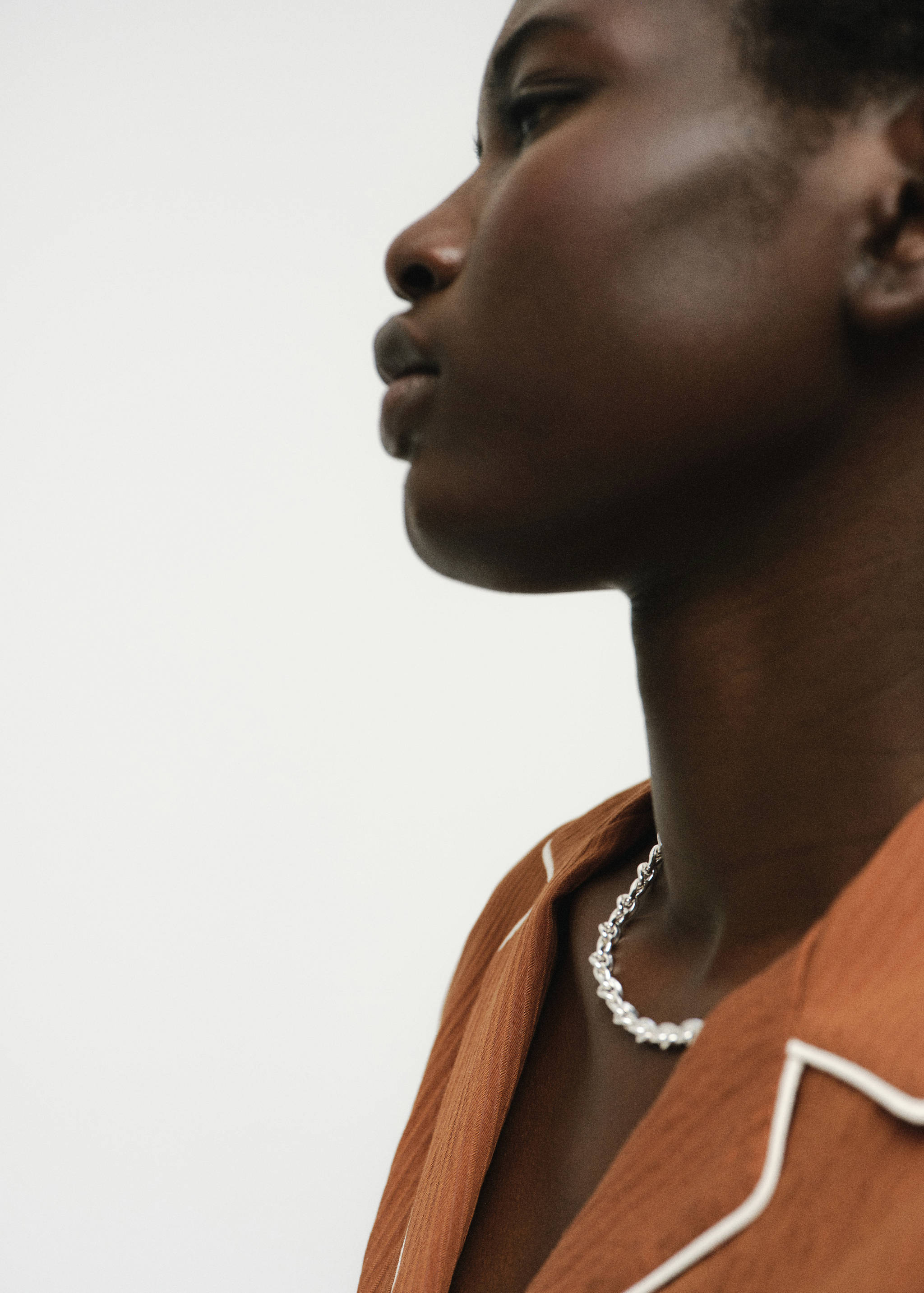 Camisa com textura e vivos em contraste - Plano médio