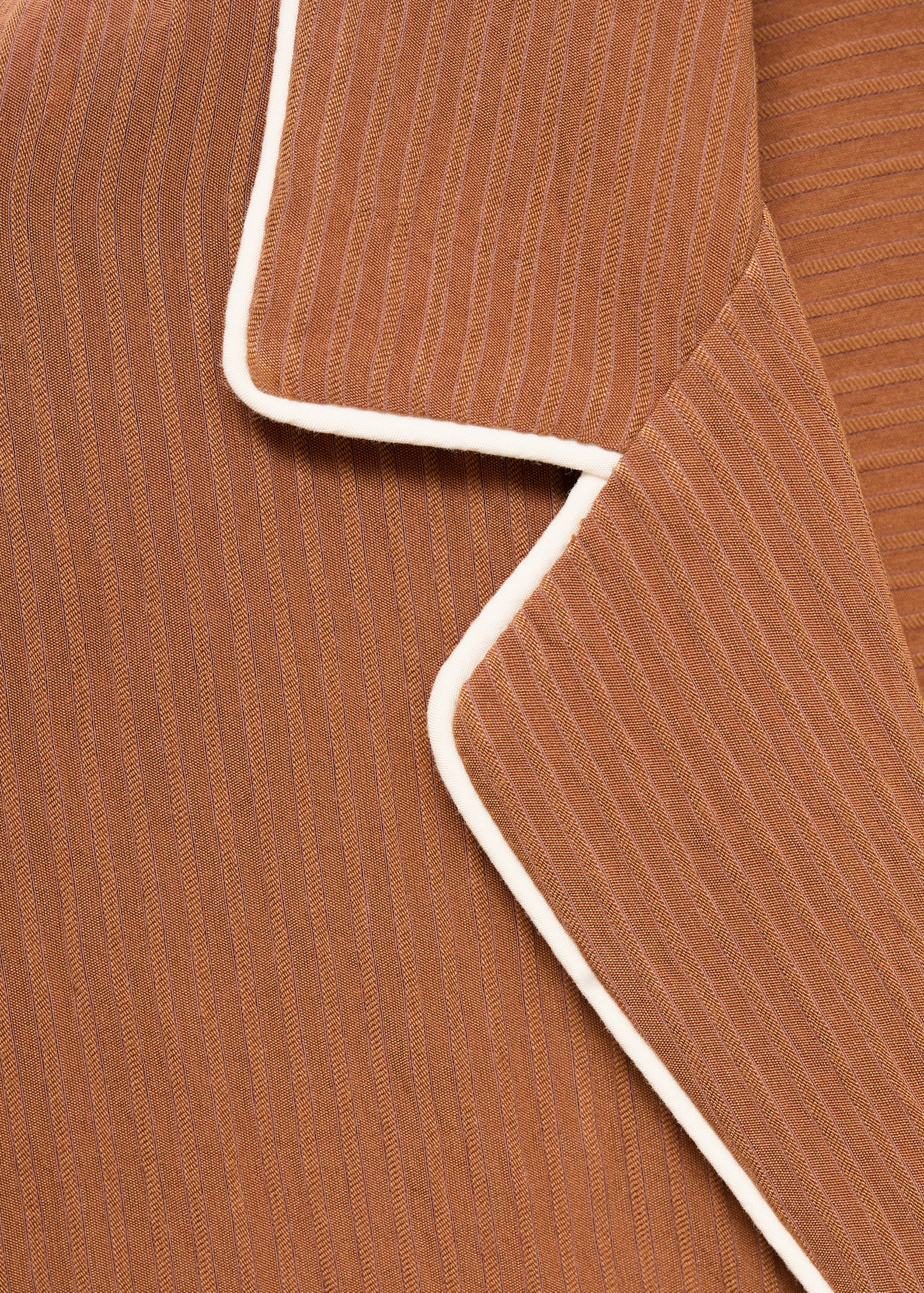 Camisa com textura e vivos em contraste - Pormenor do artigo 8