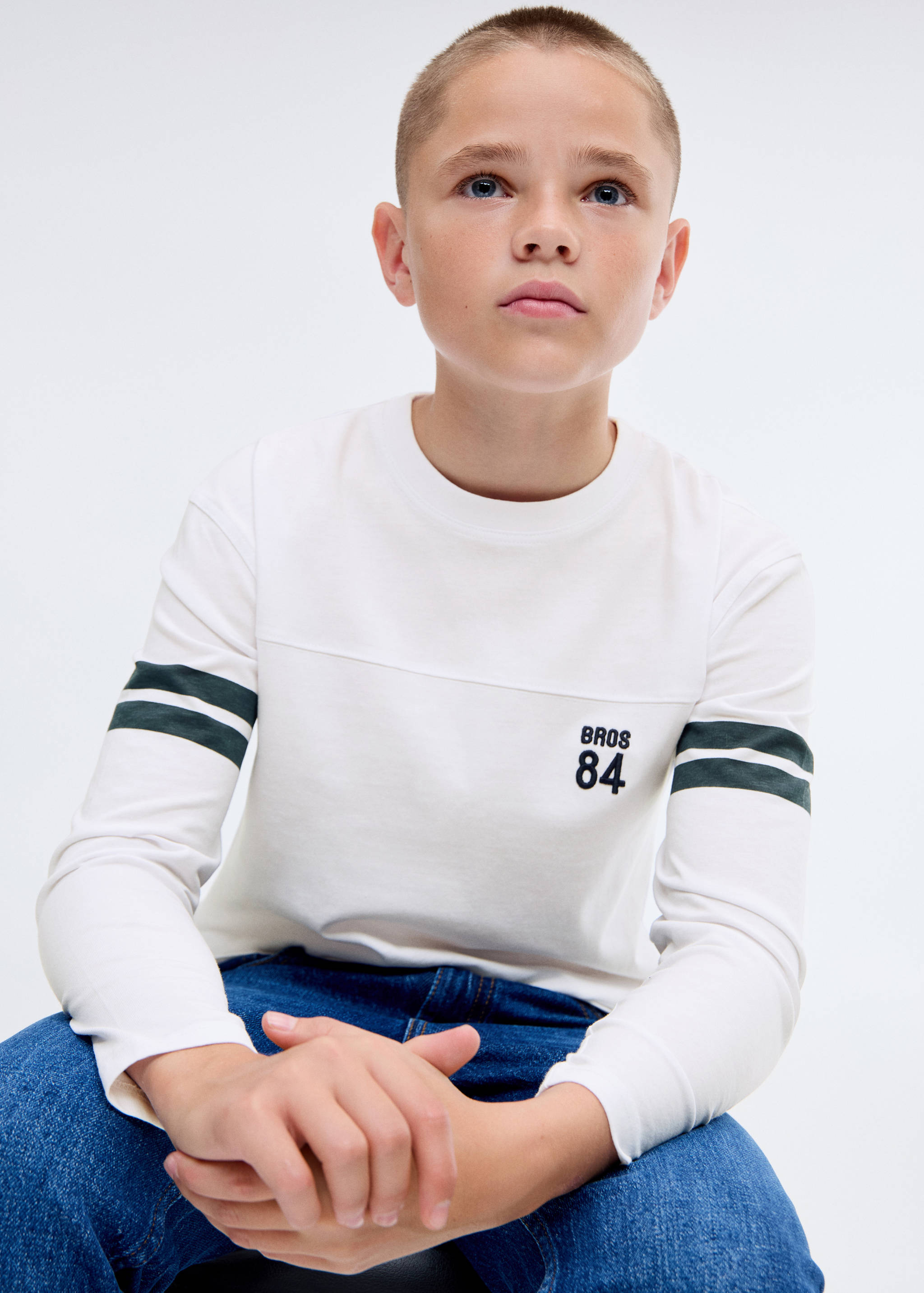 T-shirt motif bordiran - Tampilan Sedang