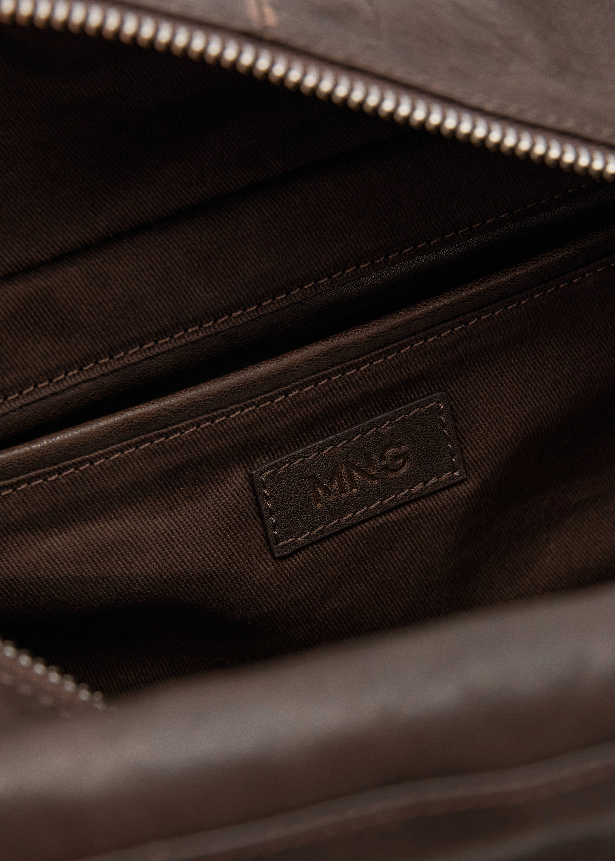 حقيبة كتف جلدية متوسطة مع زينة جذابة - تفاصيل المنتج 3