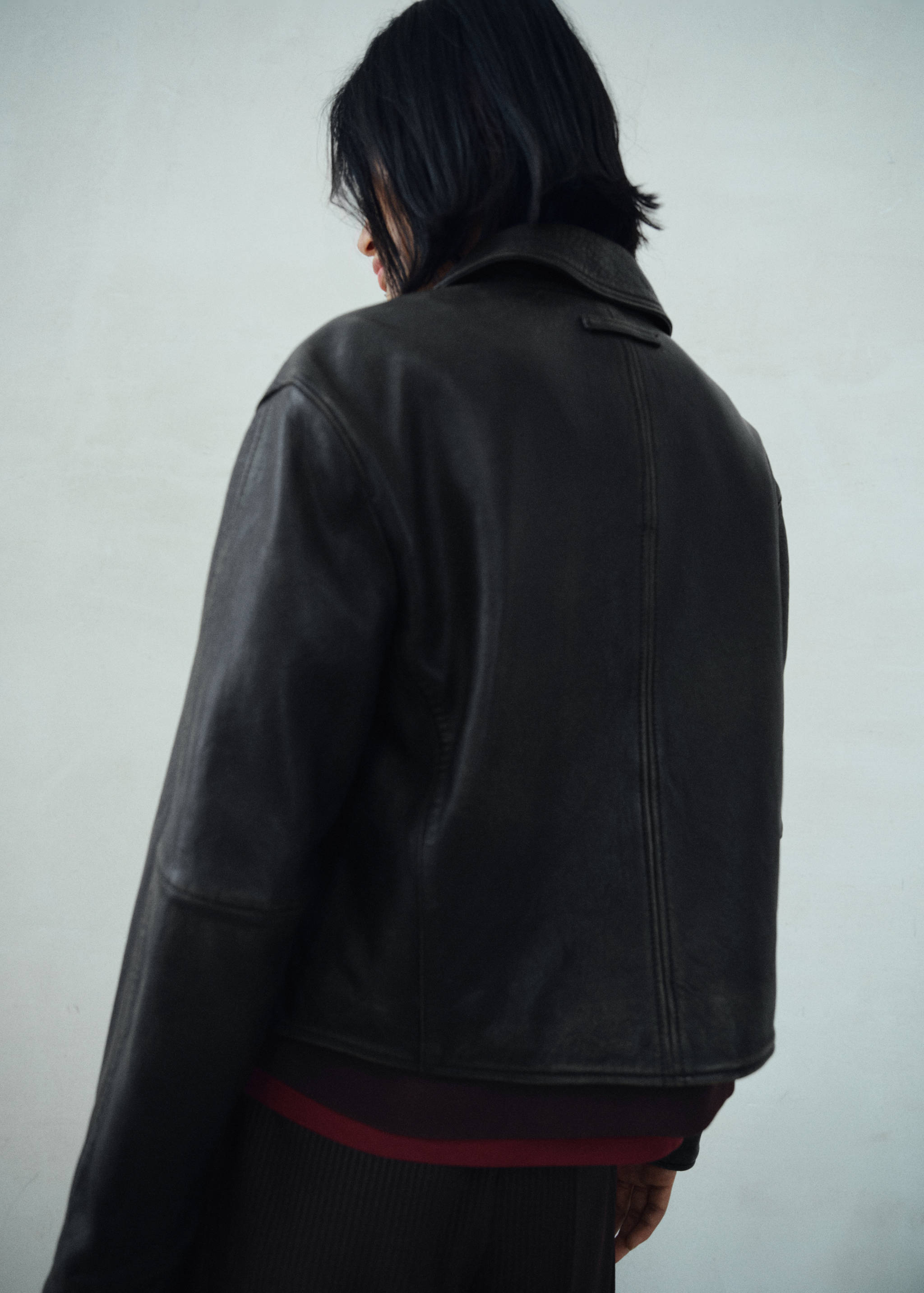 Lapels leather jacket - Reverse of the article