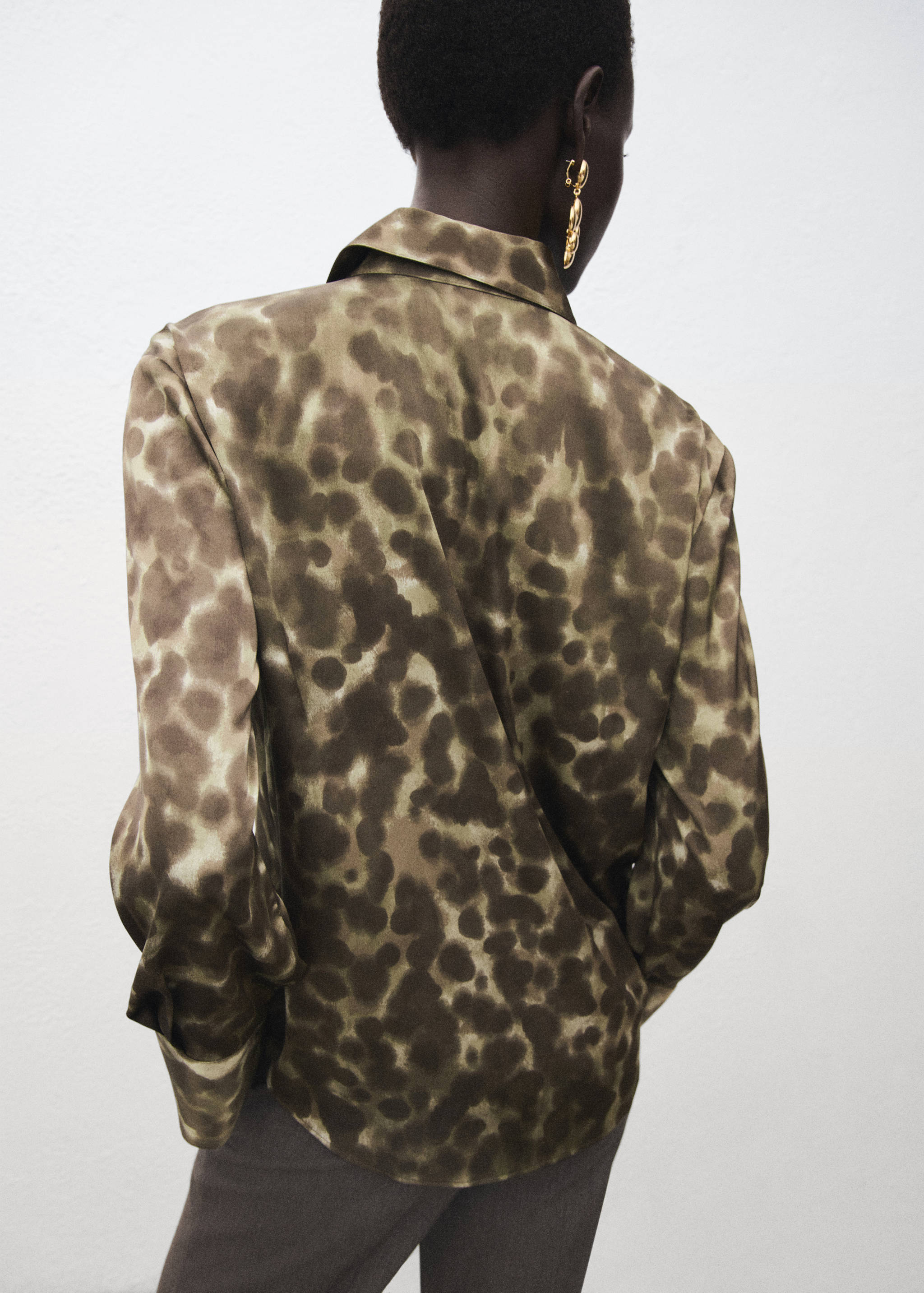 Satin print shirt - Reverse of the article