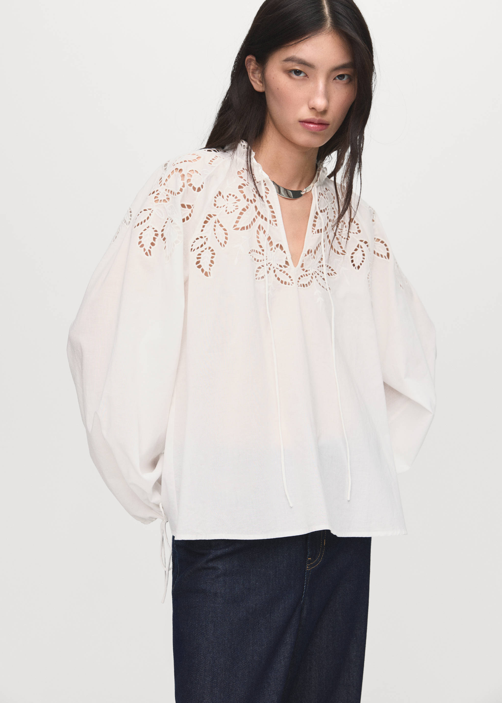 Embroidered blouse with bows - Medium plane