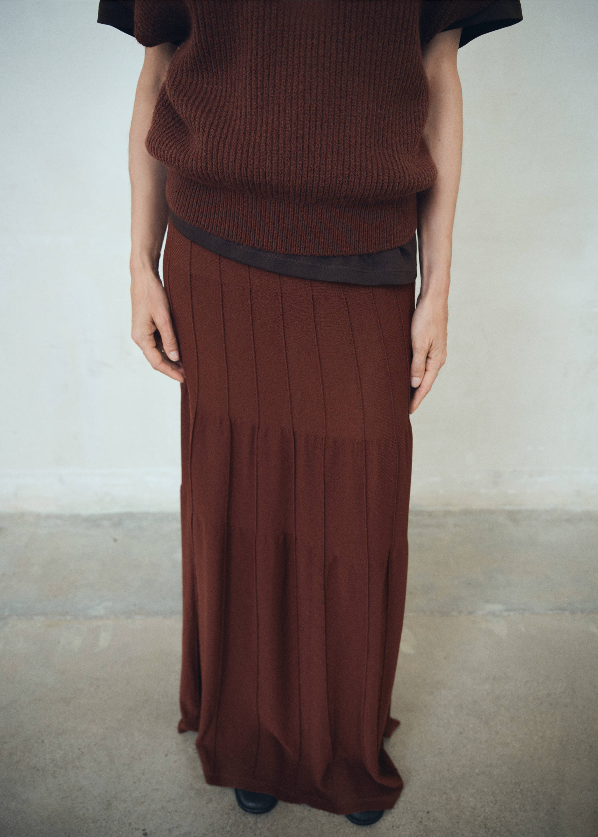 Knitted long skirt with seam detail - Medium plane, Brown. Ref: 17085823-00.