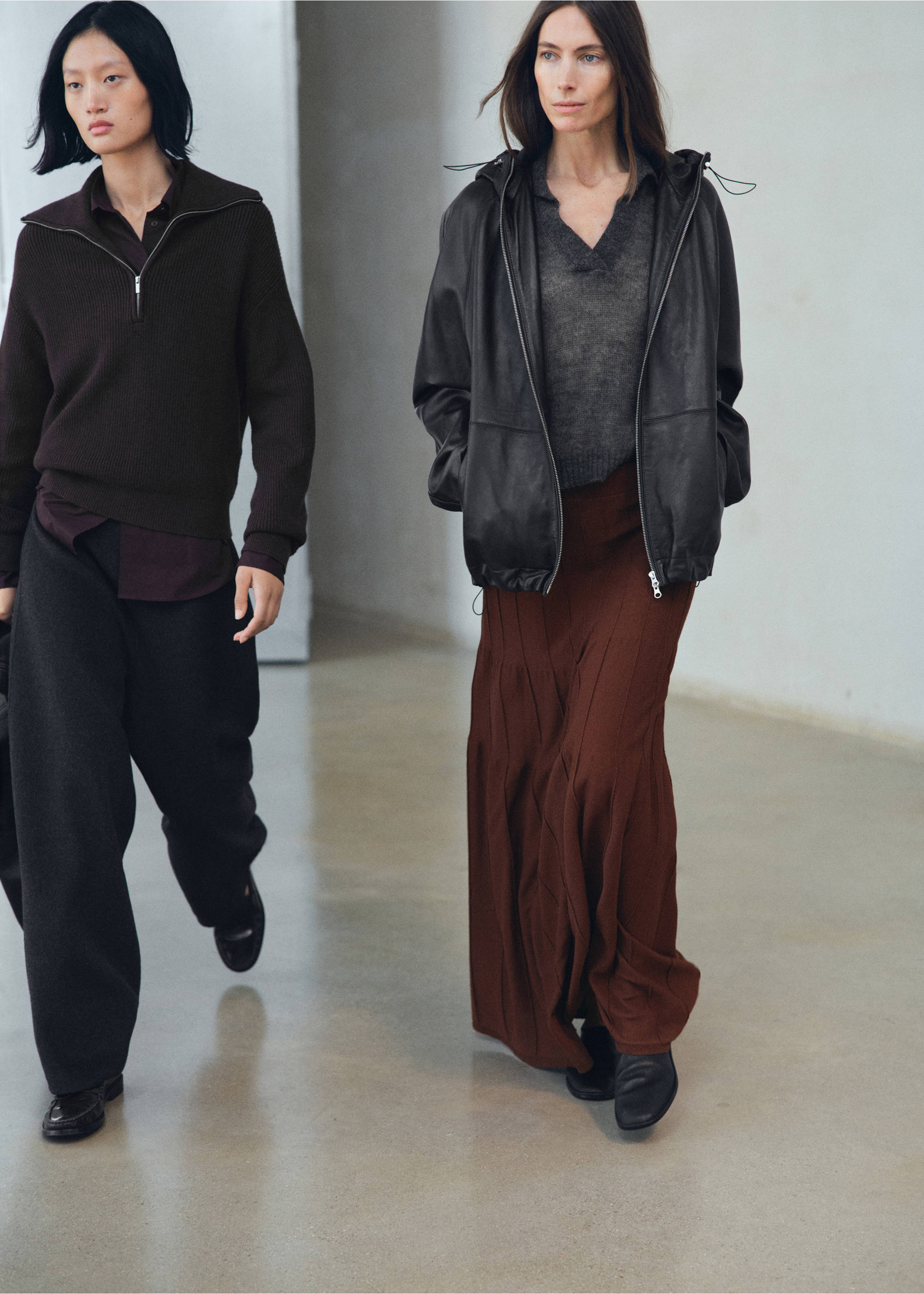 Knitted long skirt with seam detail - Details of the article 2, Brown. Ref: 17085823-00.