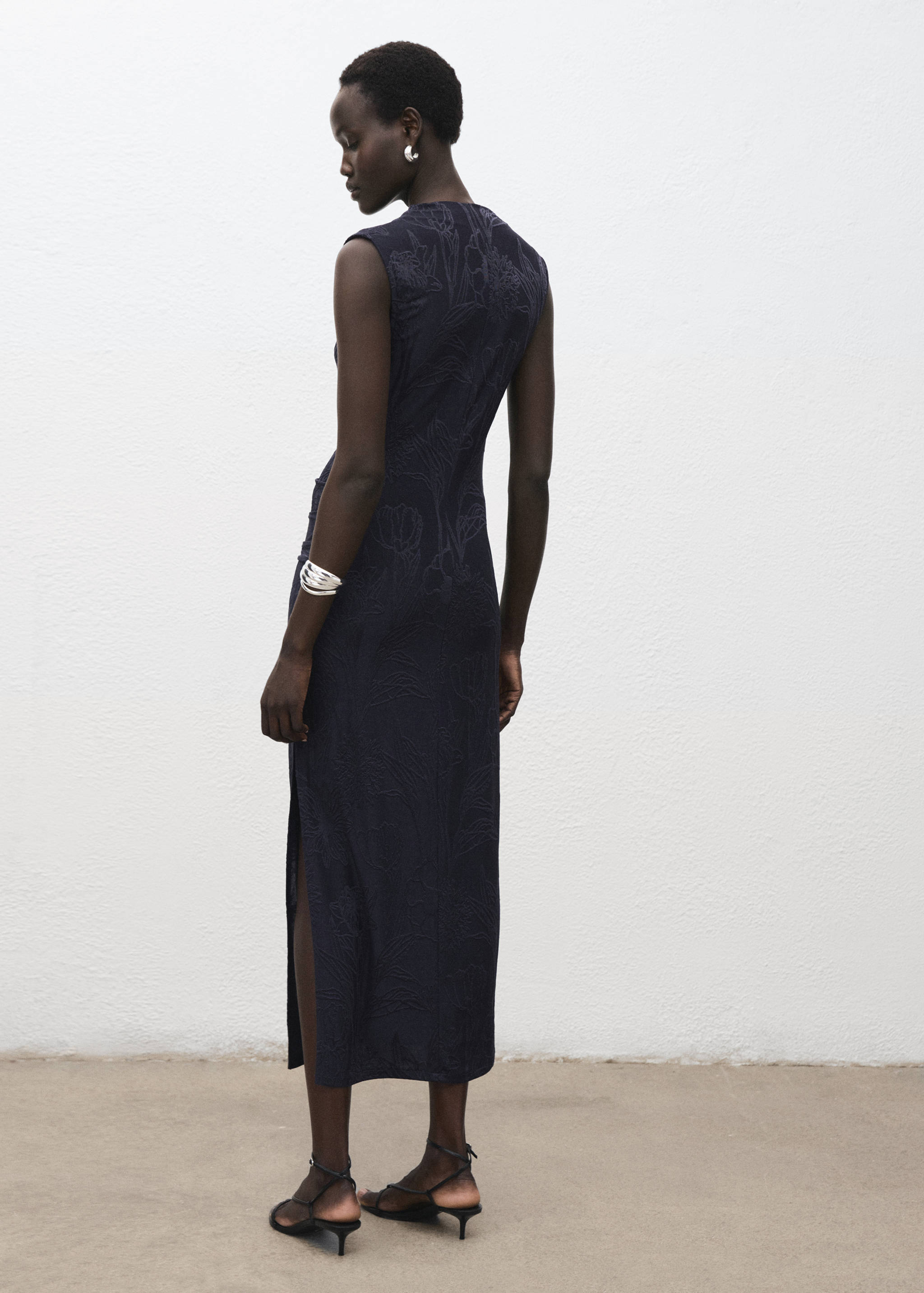 Embroidered dress with draped collar - Reverse of the article