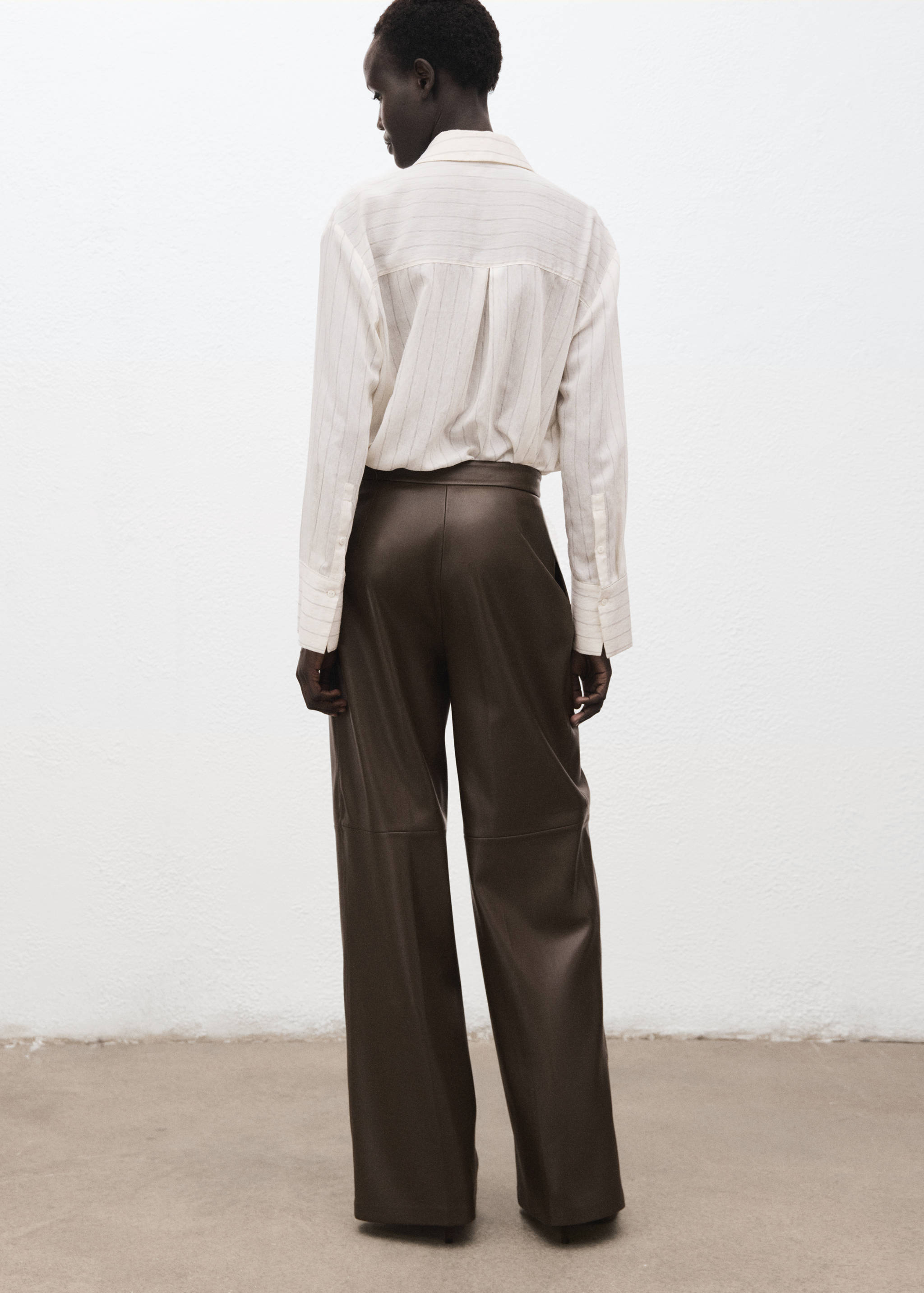 Pantalon large en cuir synthétique - Verso de l’article