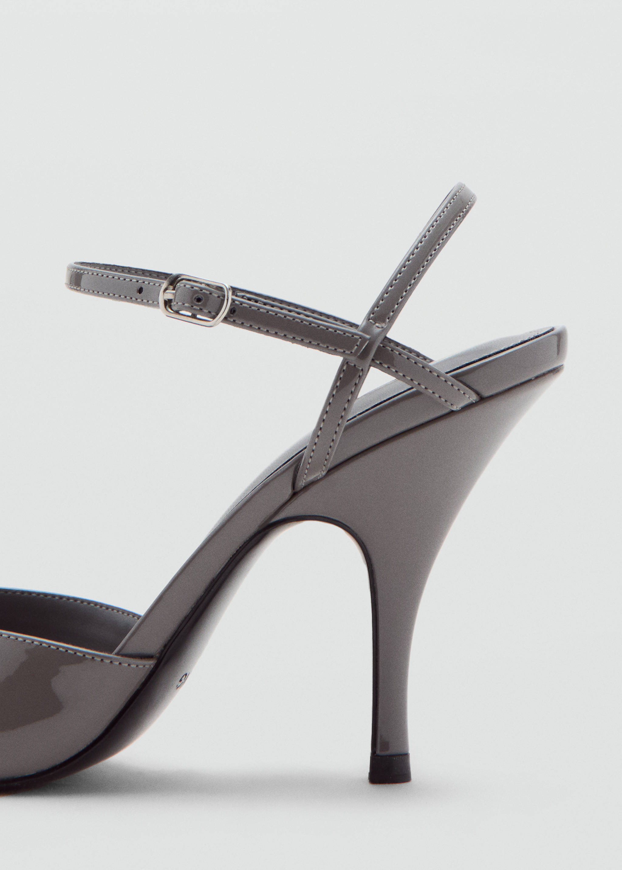 Patent leather heel shoes - Details of the article 1