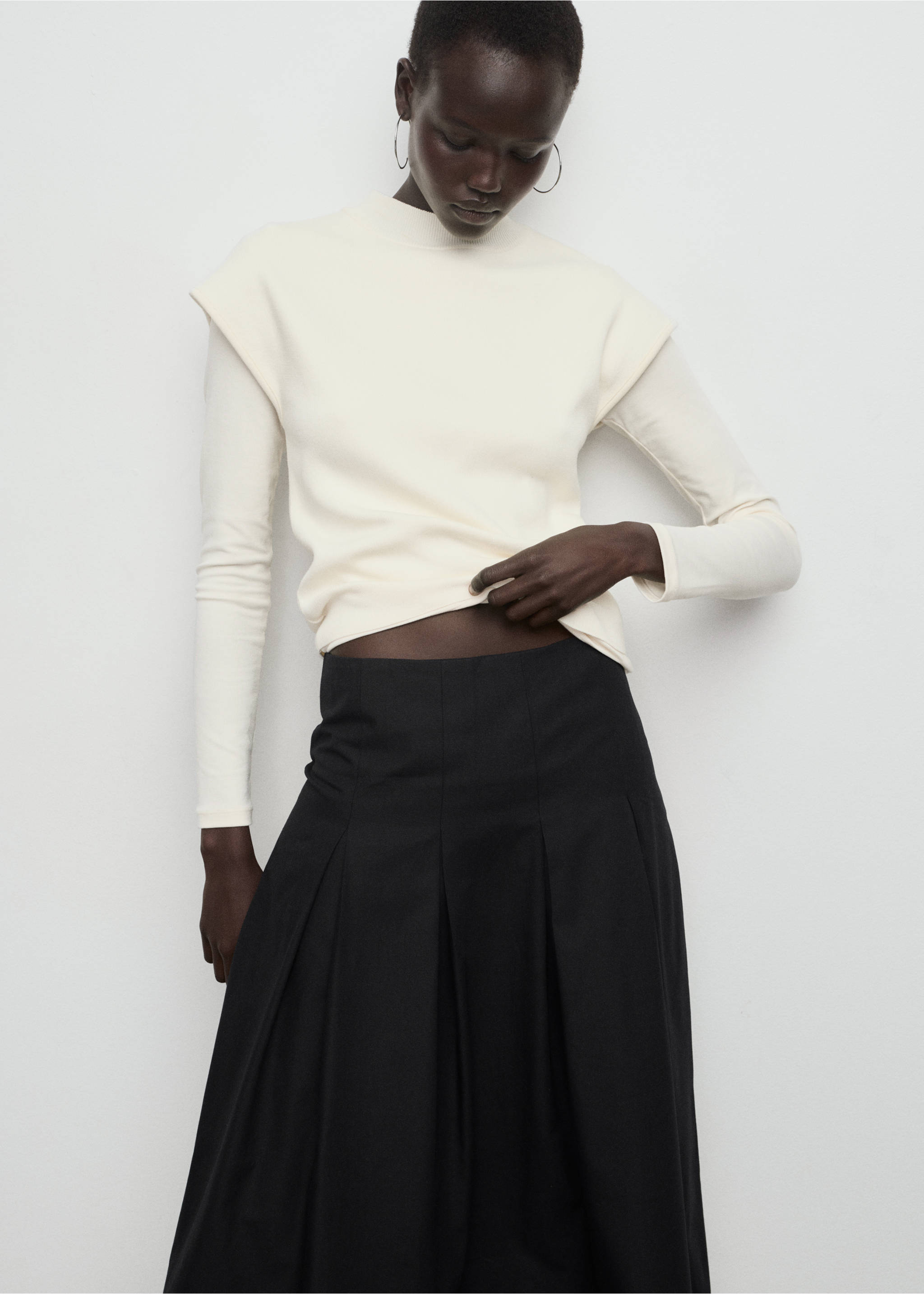 Combined pleated skirt - Details of the article 1, Black. Ref: 17086001-00.